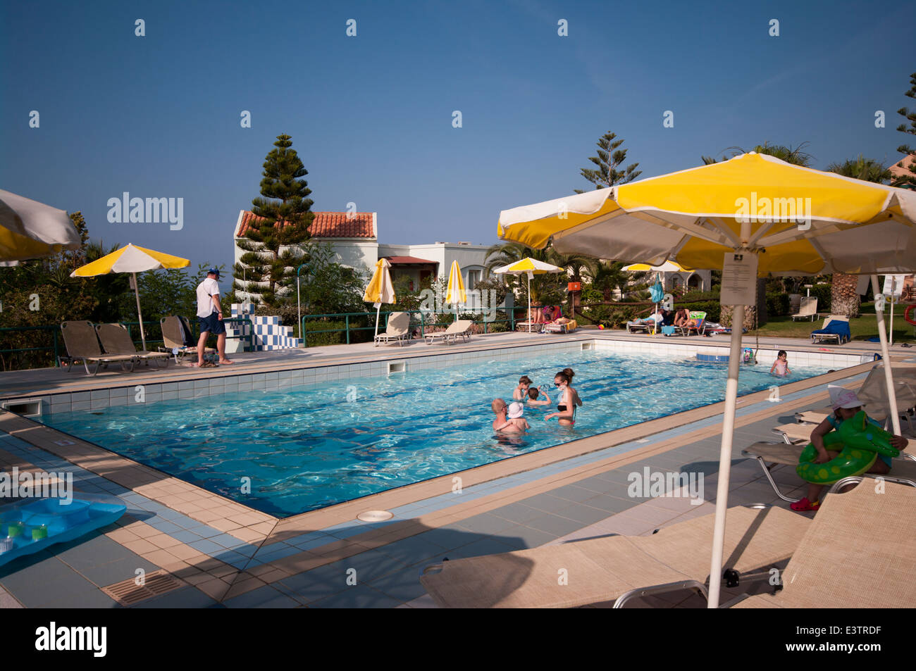 Menschen im Urlaub genießen Sie die Sonne In und rund um den Swimmingpool des Hotels Iberostar Creta Marine Panormo Kreta Stockfoto