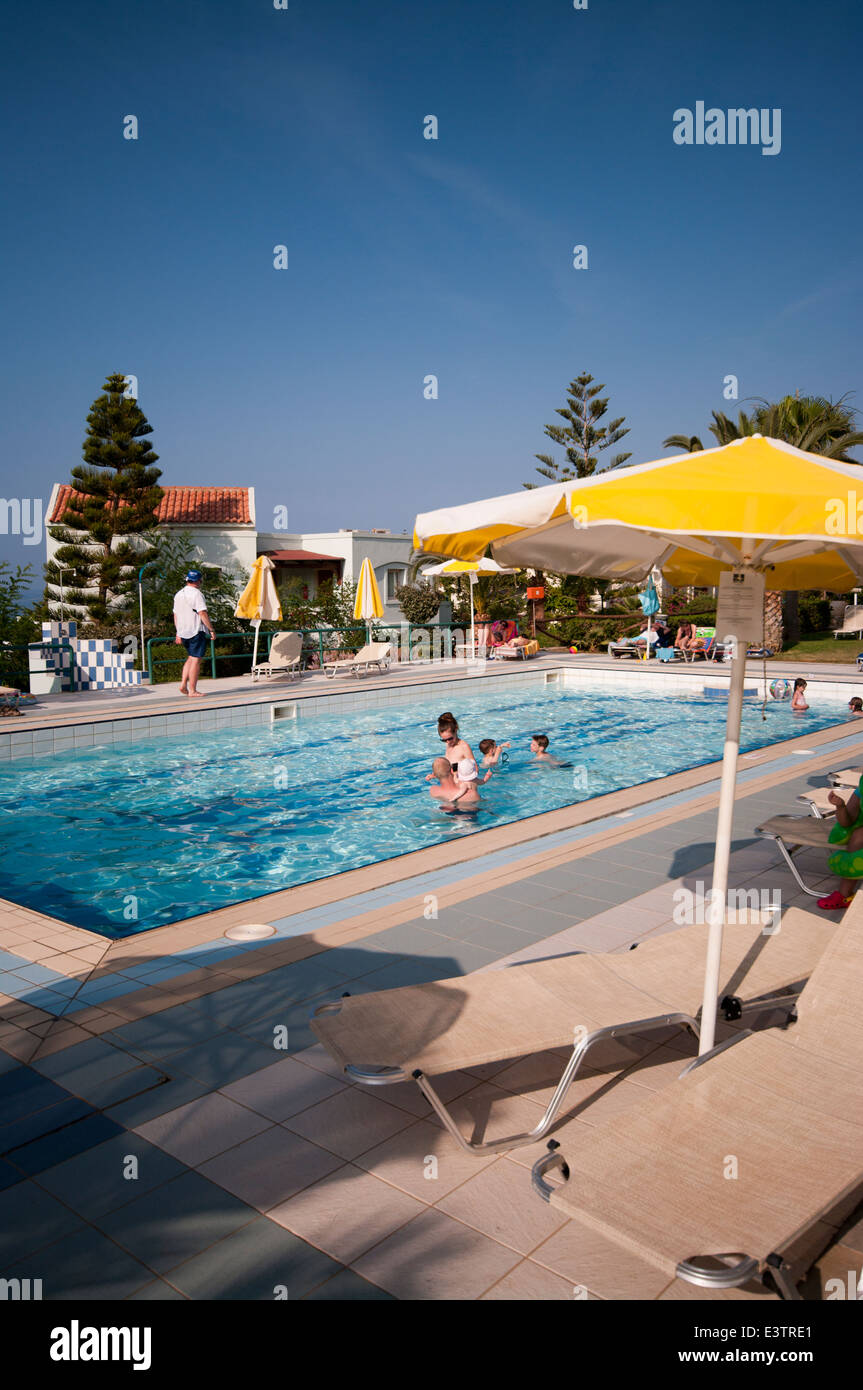 Menschen im Urlaub genießen Sie die Sonne In und rund um den Swimmingpool des Hotels Iberostar Creta Marine Panormo Kreta Stockfoto