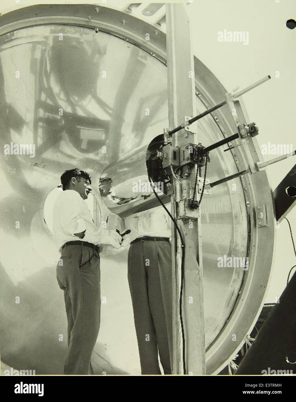 Der Solarofen, der in der Consolidated/Convair Flugzeugfabrik in San Diego entwickelt wurde, war eine innovative Anlage, die Solarenergie für industrielle und Luft- und Raumfahrtanwendungen nutzen sollte. Das San Diego Air and Space Museum beherbergt Ausstellungen, die die Geschichte dieser modernen Luft- und Raumfahrtfabriken beschreiben und zu technologischen Fortschritten in der Mitte des 20. Jahrhunderts beitragen. Stockfoto