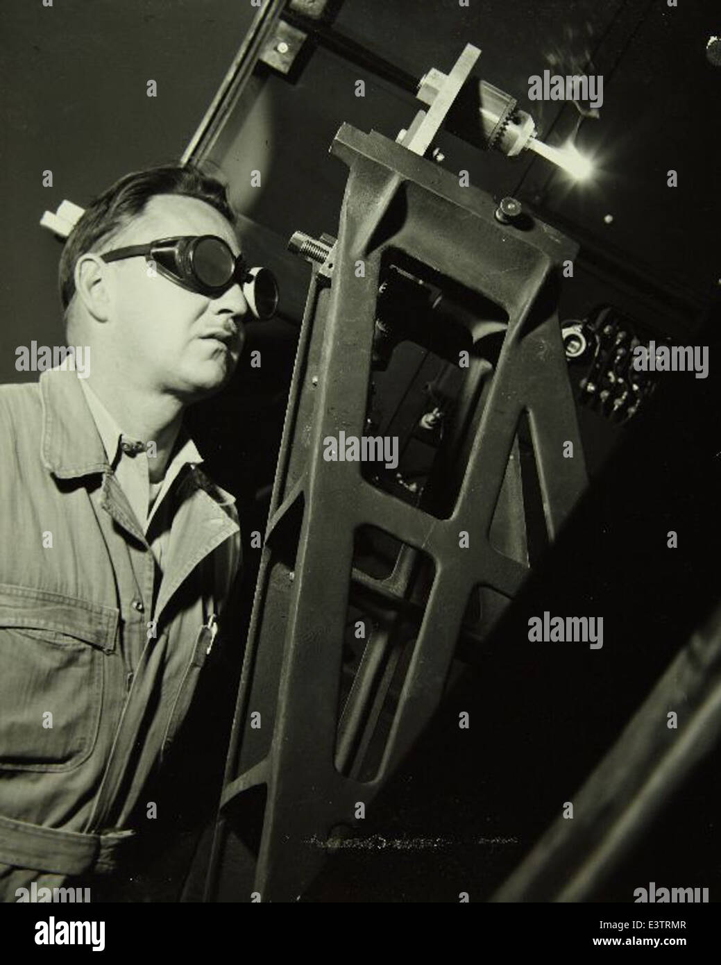 Der Solarofen in der Consolidated/Convair Aircraft Factory in San Diego war ein wichtiges Gerät für Forschung und Entwicklung. Sie demonstrierte die Leistungsfähigkeit der Solarenergie in Anwendungen mit hoher Wärmeentwicklung Mitte des 20. Jahrhunderts. Stockfoto