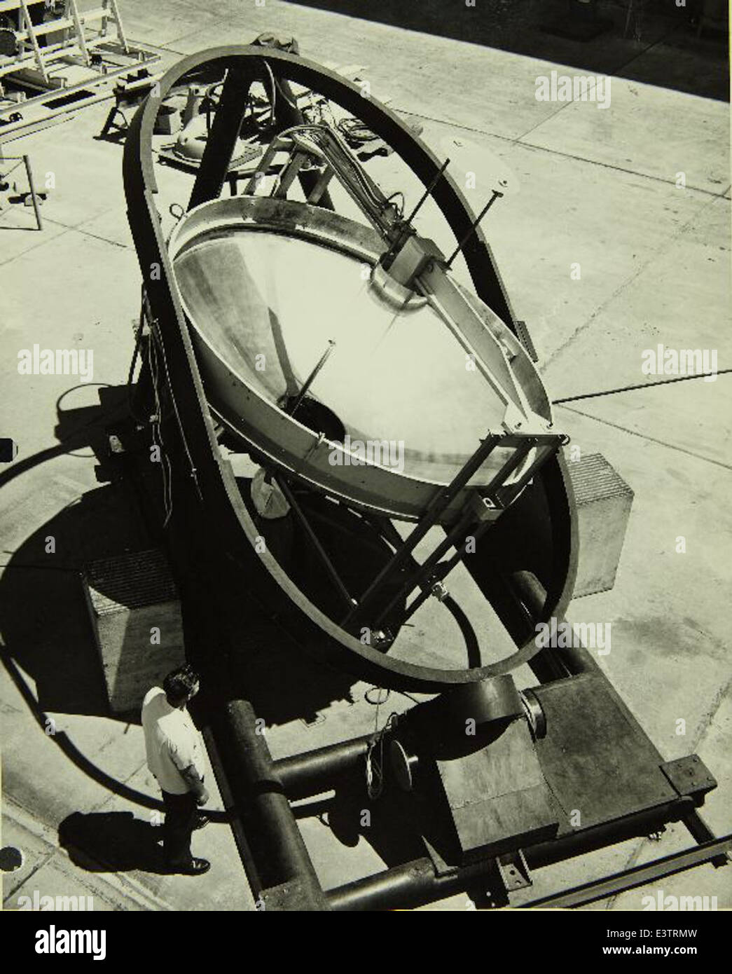 Der Solarofen in der Consolidated/Convair Aircraft Factory in San Diego wurde für die Forschung im Bereich der Materialprüfung und der Herstellung verwendet. Es war Teil der umfangreichen Bemühungen des Unternehmens, die Luft- und Raumfahrttechnologien Mitte des 20. Jahrhunderts voranzutreiben. Stockfoto