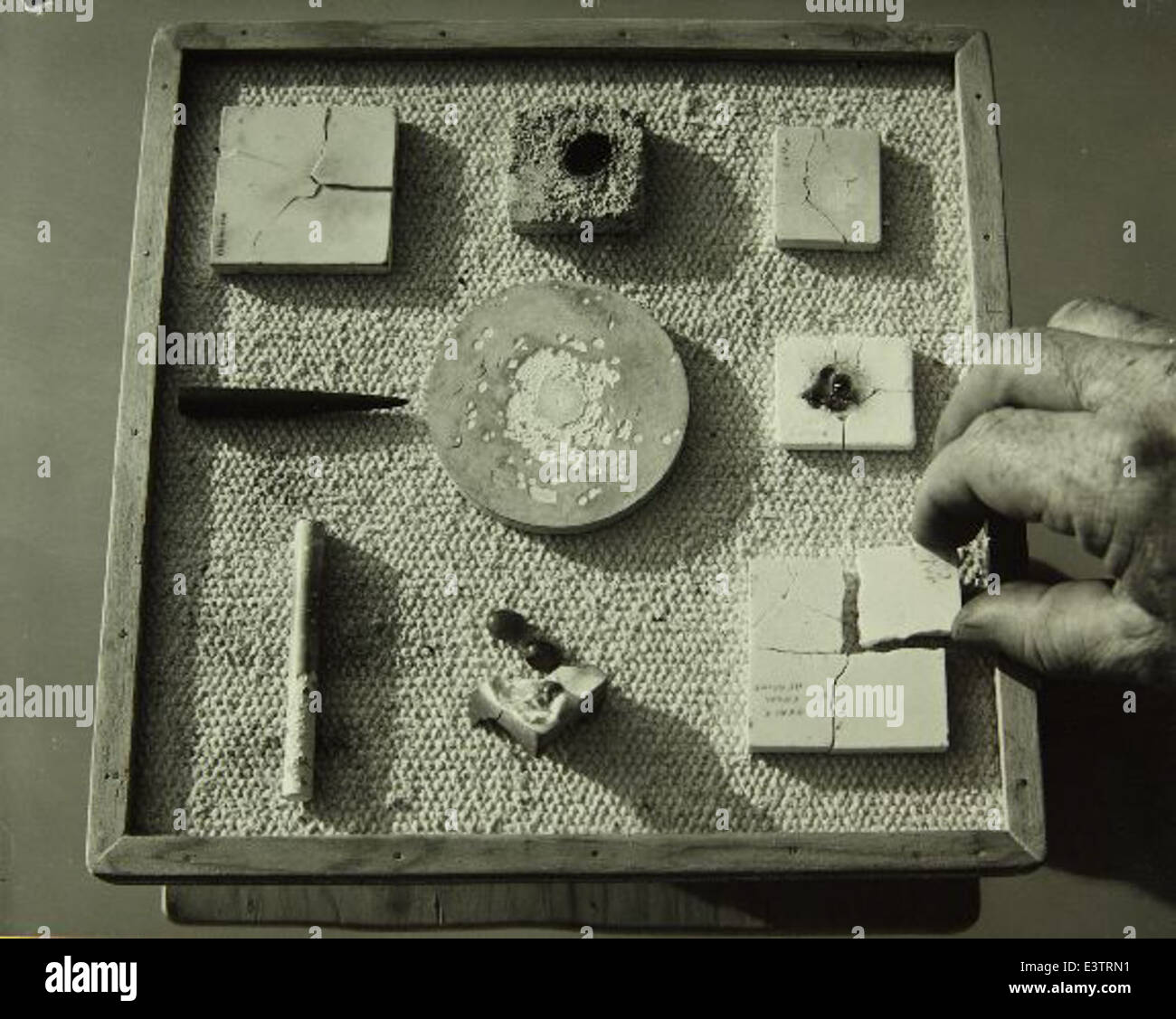 Der Solarofen in der Consolidated/Convair Flugzeugfabrik in San Diego war ein Pionierprodukt für die Luft- und Raumfahrtindustrie. Es nutzte Solarenergie, um Materialien und Komponenten für Flugzeuge zu testen. Stockfoto