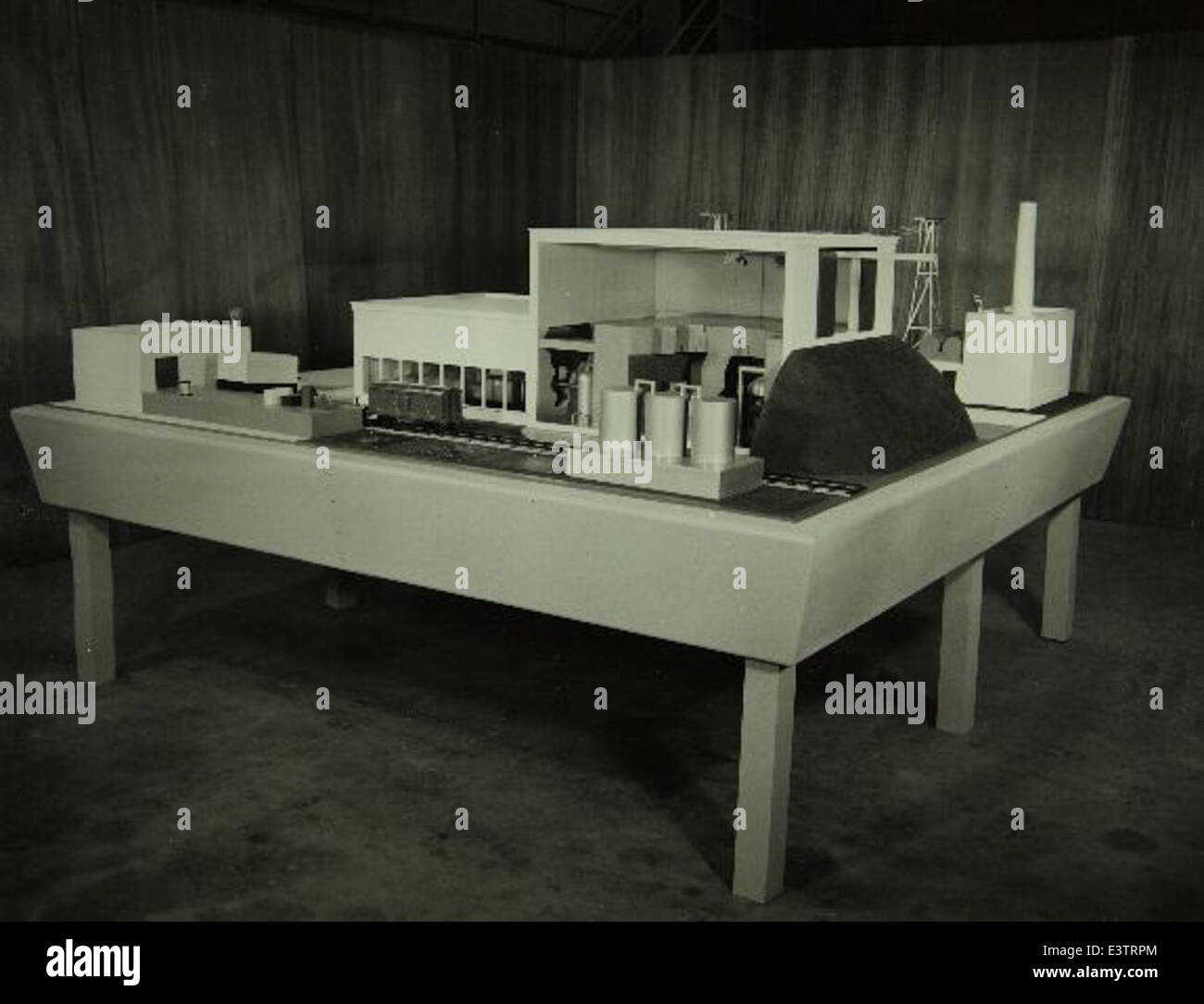 Dieses Modell repräsentiert das Reaktorkraftwerk der Consolidated/Convair Aircraft Factory in Fort Worth, eine entscheidende Entwicklung in der Geschichte der Luft- und Raumfahrtenergiesysteme und der militärischen Luftfahrttechnologie. Stockfoto