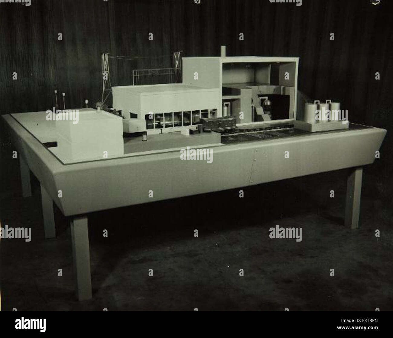 Dieses Bild eines Reaktorkraftwerks aus dem Flugzeugwerk Consolidated/Convair in Fort Worth unterstreicht die Integration von Luft- und Raumfahrt und Nukleartechnologie. Convair, bekannt für seine Flugzeugentwicklung, trug auch zur Kraftwerkstechnologie bei, und dieses Modell ist Teil der Arbeit des Unternehmens in der Mitte des 20. Jahrhunderts und spiegelt Innovationen in den Bereichen Energie und Flugzeugsysteme wider. Stockfoto