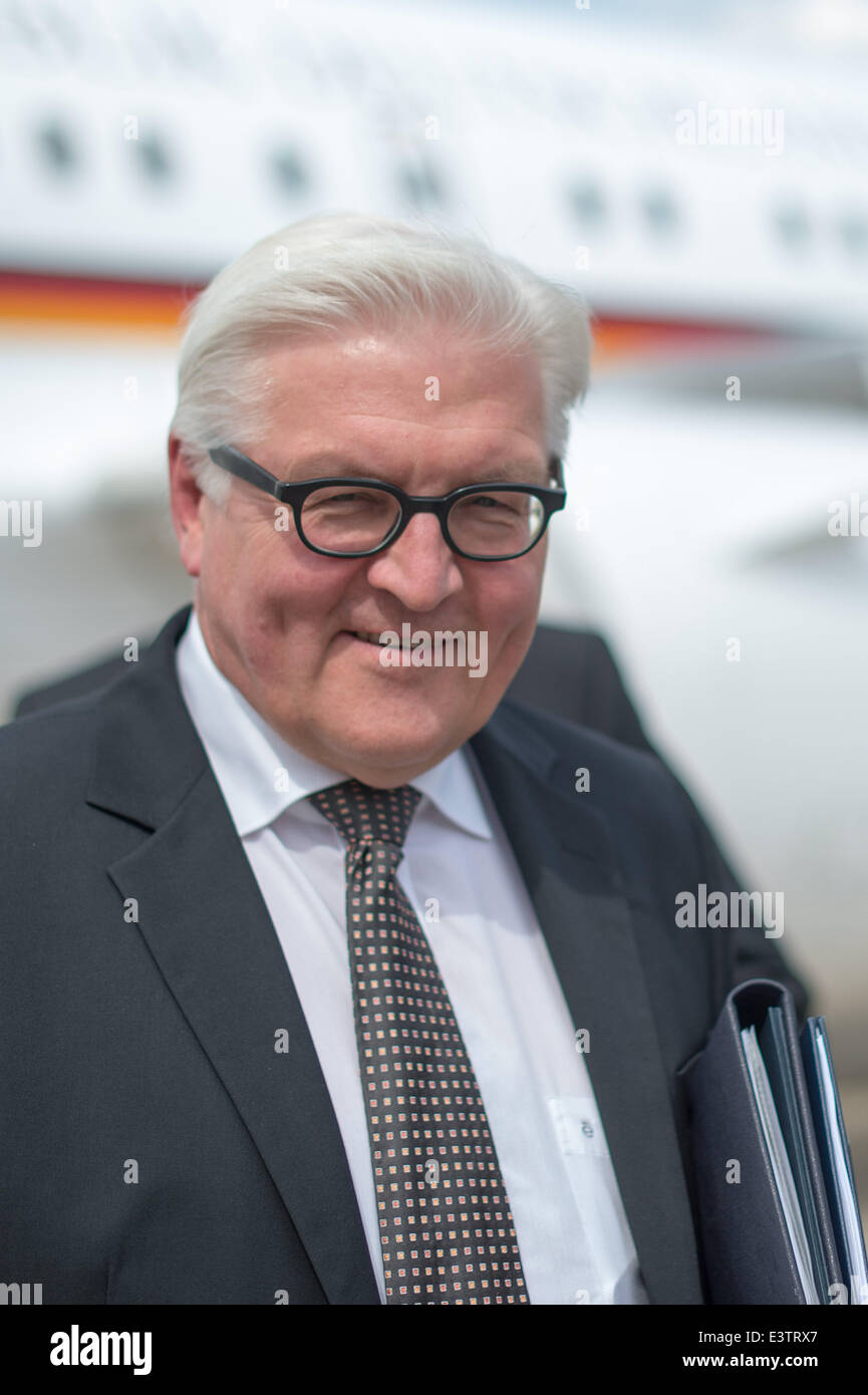 Perugia, Italien. 29. Juni 2014. Bundesminister für ausländische AffairsFrank-Walter Steinmeier (SPD) kommt in Perugia Airsport in Perugia, Italien, 29. Juni 2014. Steinmeier reiste nach Italien zu beteiligen, ein Denkmal für die deutsche Wehrmacht Massaker in Civitaella in der Toskana, wo deutsche Soldaten am 29. Juni 1944 mehr als 200 Menschen ermordet. Foto: MAURIZIO GAMBARINI/Dpa/Alamy Live News Stockfoto