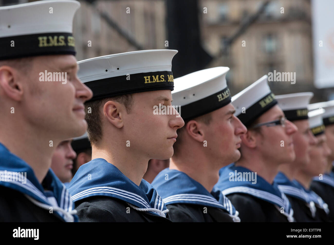 Glasgow, Vereinigtes Königreich. 29. Juni 2014. Mehr als 1200 Service-Personal, einschließlich früherer, im Ruhestand und Veteranen teilgenommen in Glasgows jährliche Parade und Feier der Tag der Streitkräfte durch die Innenstadt und schließlich im George Square versammelt. Die Parade wurde von der Band der Royal Marines geführt und wurde von vielen Gönnern entlang der Strecke angefeuert. Bildnachweis: Findlay/Alamy Live-Nachrichten Stockfoto