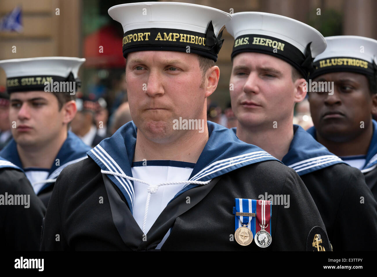 Glasgow, Vereinigtes Königreich. 29. Juni 2014. Mehr als 1200 Service-Personal, einschließlich früherer, im Ruhestand und Veteranen teilgenommen in Glasgows jährliche Parade und Feier der Tag der Streitkräfte durch die Innenstadt und schließlich im George Square versammelt. Die Parade wurde von der Band der Royal Marines geführt und wurde von vielen Wellwishers entlang der Strecke angefeuert. Bildnachweis: Findlay/Alamy Live-Nachrichten Stockfoto