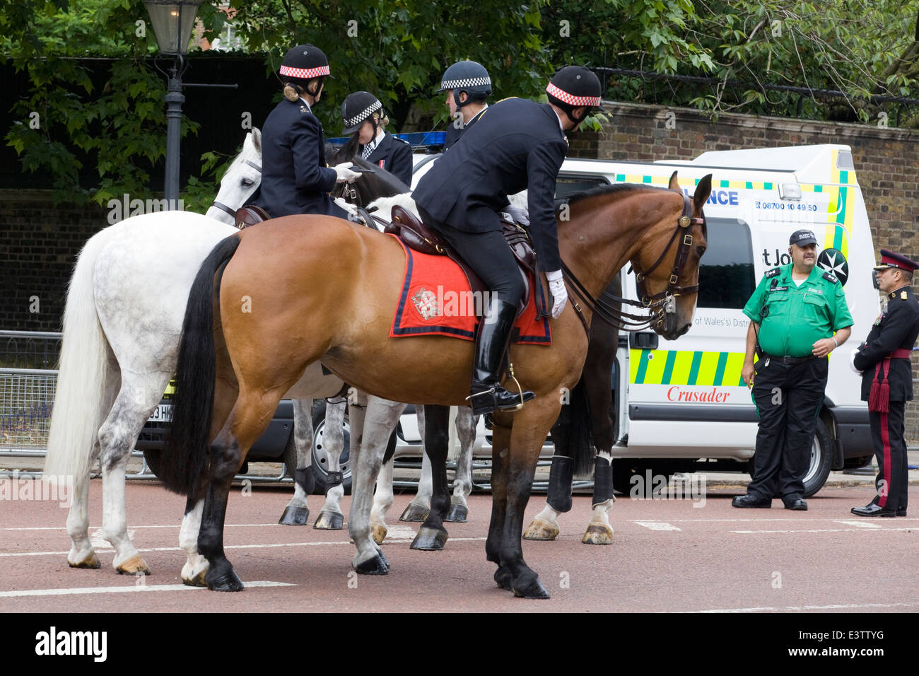 Berittene Polizisten zu Fuß die Mall London England Metropolitan Police Service Stockfoto