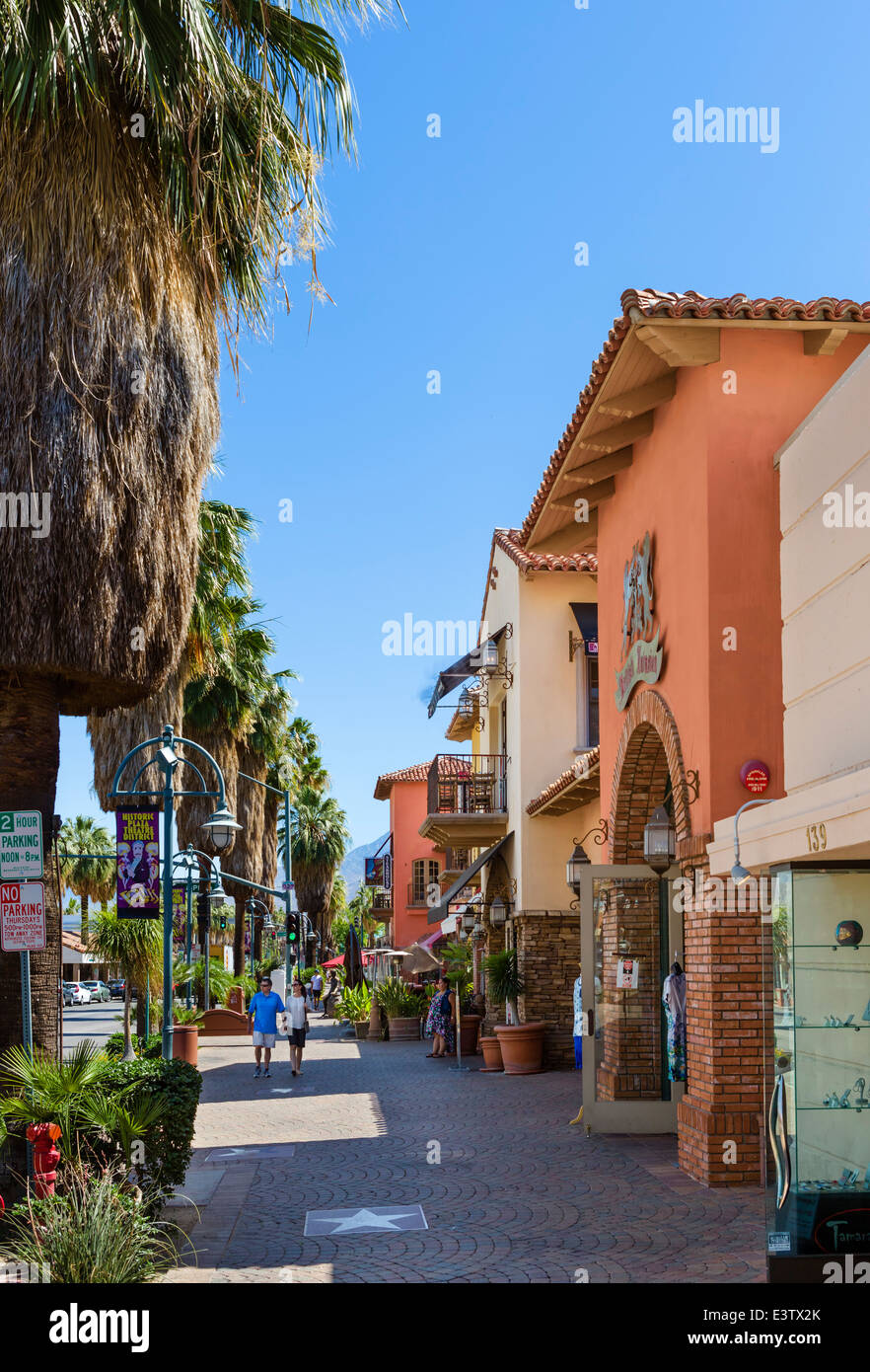 Geschäfte und Restaurants auf S Palm Canyon Drive in der Innenstadt von Palm Springs, Riverside County, California, USA Stockfoto