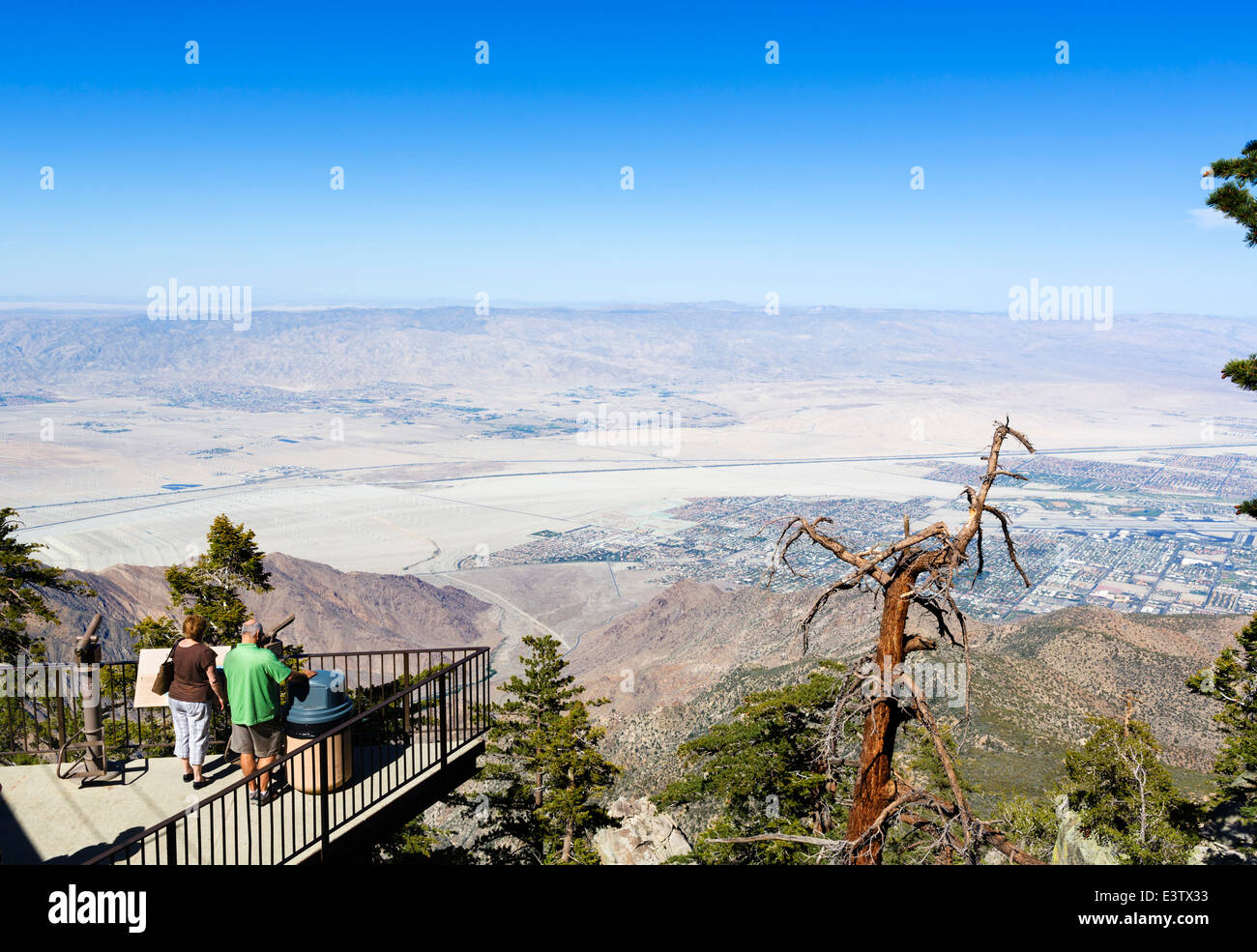 Blick über Palm Springs vom oberen Rand der Palm Springs Aerial Tramway, Riverside County, Southern California, USA Stockfoto