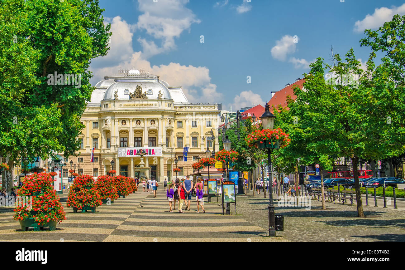 Neo-Renaissance-Gebäude des Slowakischen Nationaltheaters und Hviezdoslavovo Platz in Bratislava, Slowakei Stockfoto