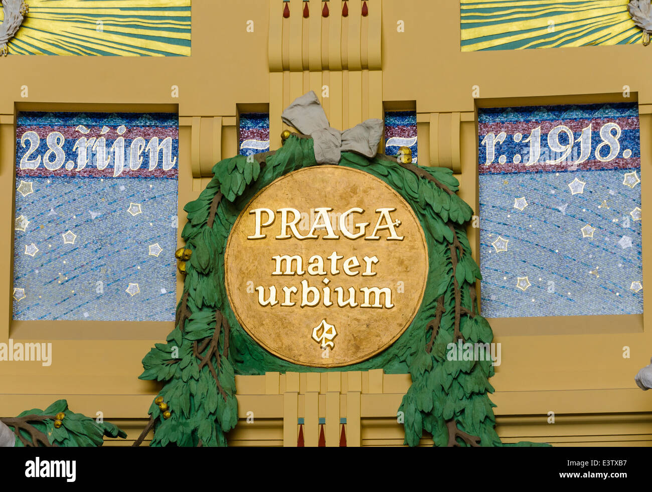 "Praga Mater Urbium" (Mutter der Städte; (Lateinisch) - ehemalige Jugendstil in Prag Stockfoto