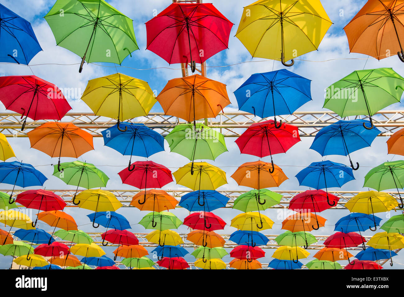 Viele Schirme, die Färbung des Himmels Stockfoto