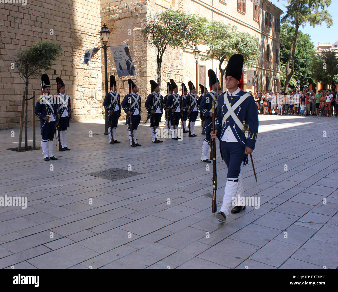 Almudaina-Palast, Palma – zeremonielle Änderung des Guard of Honour (letzten Samstag eines jeden Monats) Palma De Mallorca / Mallorca Stockfoto