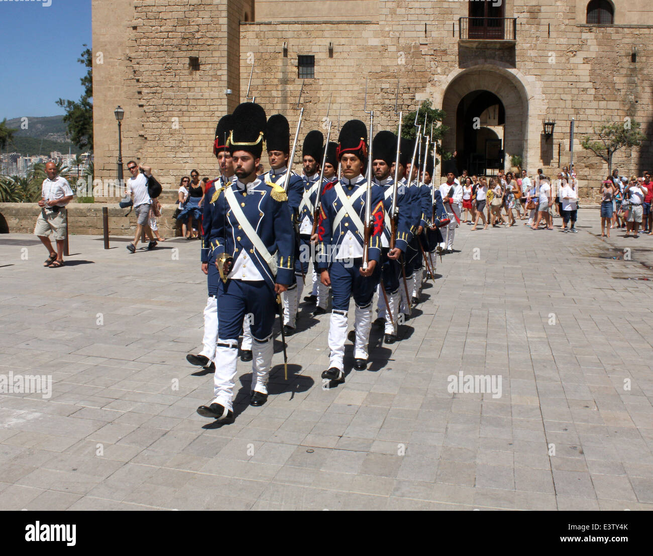 Almudaina-Palast, Palma – zeremonielle Änderung des Guard of Honour (letzten Samstag eines jeden Monats) Palma De Mallorca / Mallorca Stockfoto