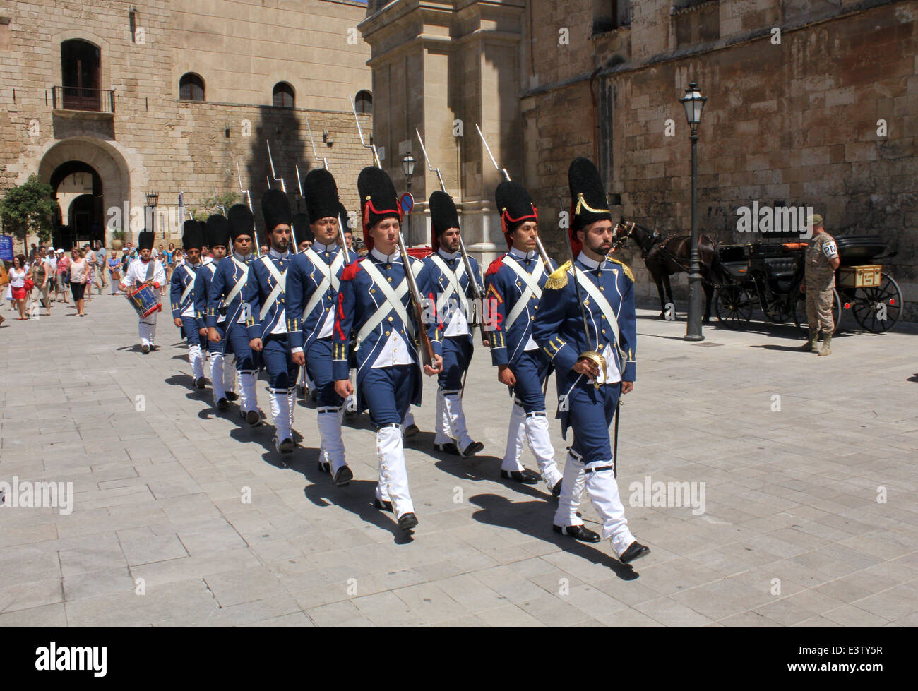 Almudaina-Palast, Palma – zeremonielle Änderung des Guard of Honour (letzten Samstag eines jeden Monats) Palma De Mallorca / Mallorca Stockfoto