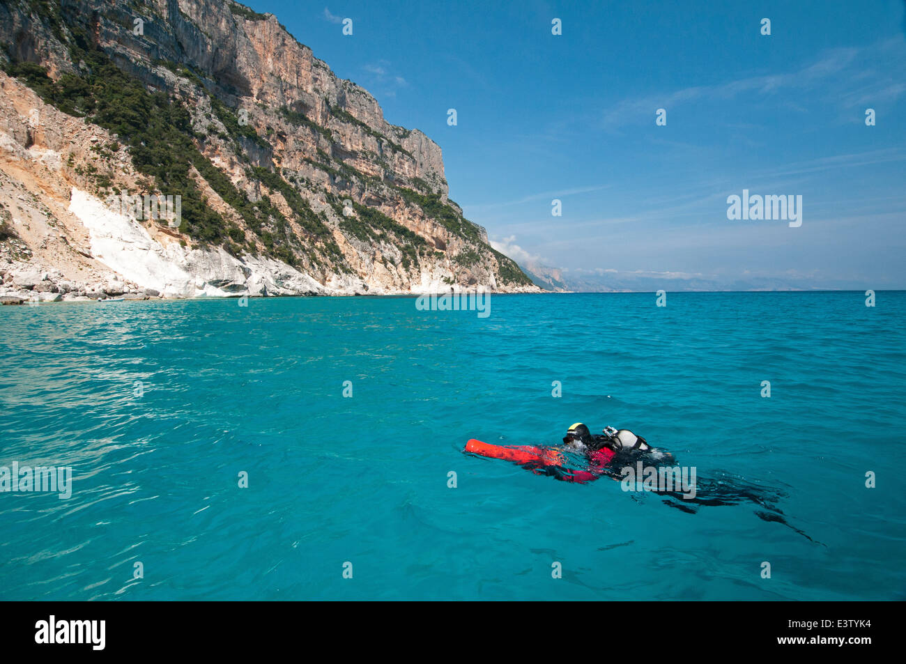 Taucher genießen Sie das klare Wasser Meer auf die Küste von Cala Goloritze, Baunei, Orosei Golf, Sardinien, Italien Stockfoto