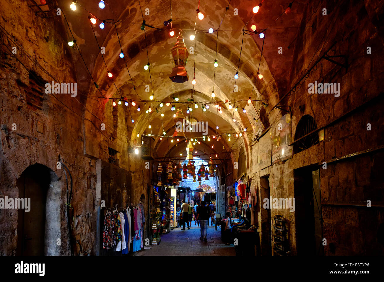 Israel, Jerusalem. 29. Juni 2014. Eine Gasse im muslimischen Viertel mit festlichen Lichtern während des muslimischen Heiligen Monats Ramadan in der Altstadt von Jerusalem am 29. Juni 2014.  Muslime weltweit beobachten Ramadan als Monat des Fastens und gilt als eine der fünf Säulen des Islam. Bildnachweis: Eddie Gerald/Alamy Live-Nachrichten Stockfoto
