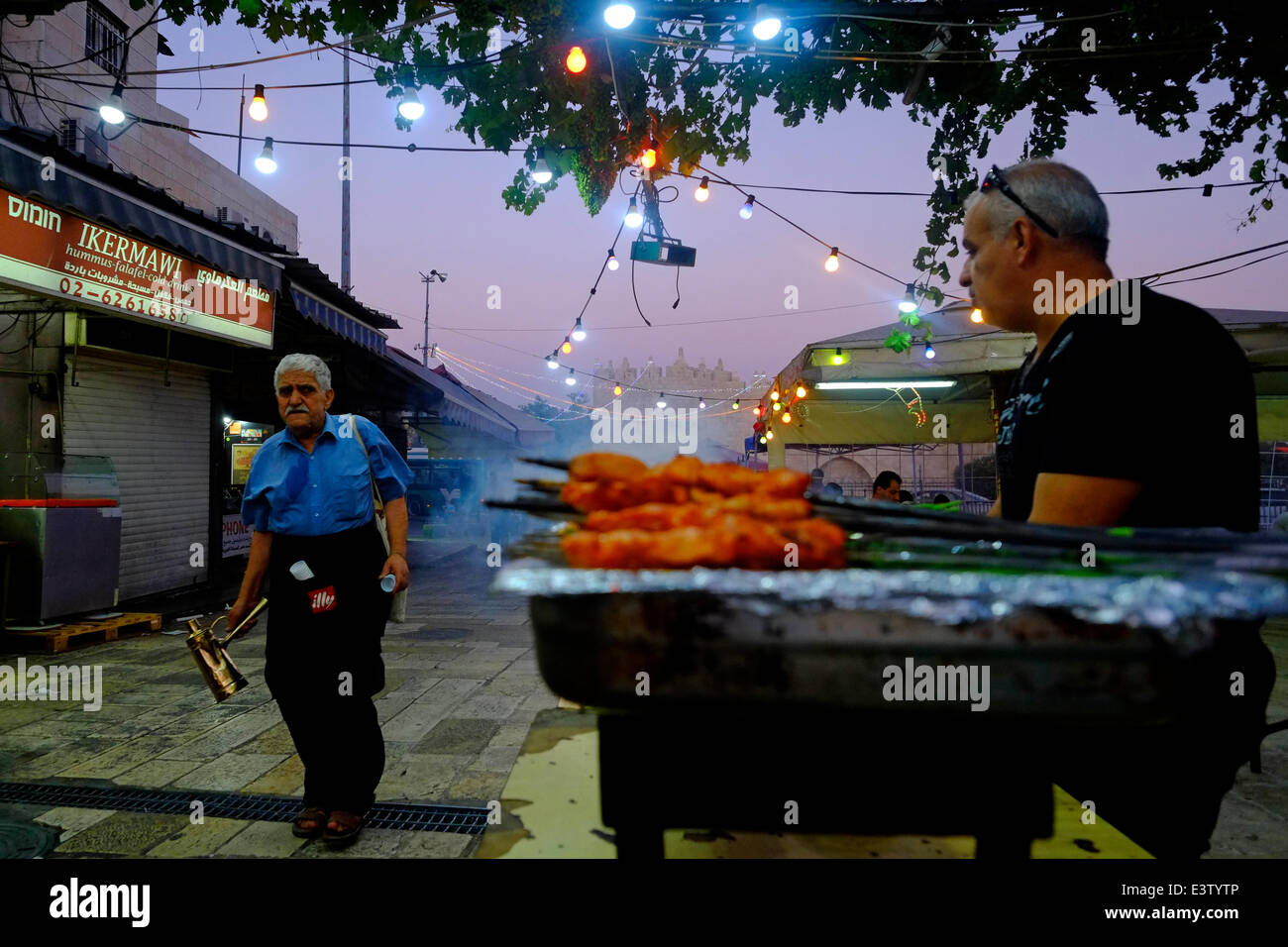 Israel, Jerusalem. 29. Juni 2014. Straßenszene in der alten Stadt dekoriert mit festlichen Lichtern während des muslimischen Heiligen Monats Ramadan in der Altstadt von Jerusalem am 29. Juni 2014.  Muslime weltweit beobachten Ramadan als Monat des Fastens und gilt als eine der fünf Säulen des Islam. Bildnachweis: Eddie Gerald/Alamy Live-Nachrichten Stockfoto