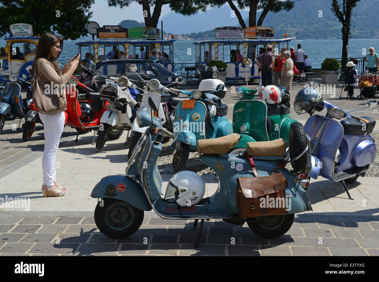 Vintage italienischen Vespa-Roller bei Roller-Rallye in Italien. 1964-Vespa 150 im Vordergrund Stockfoto