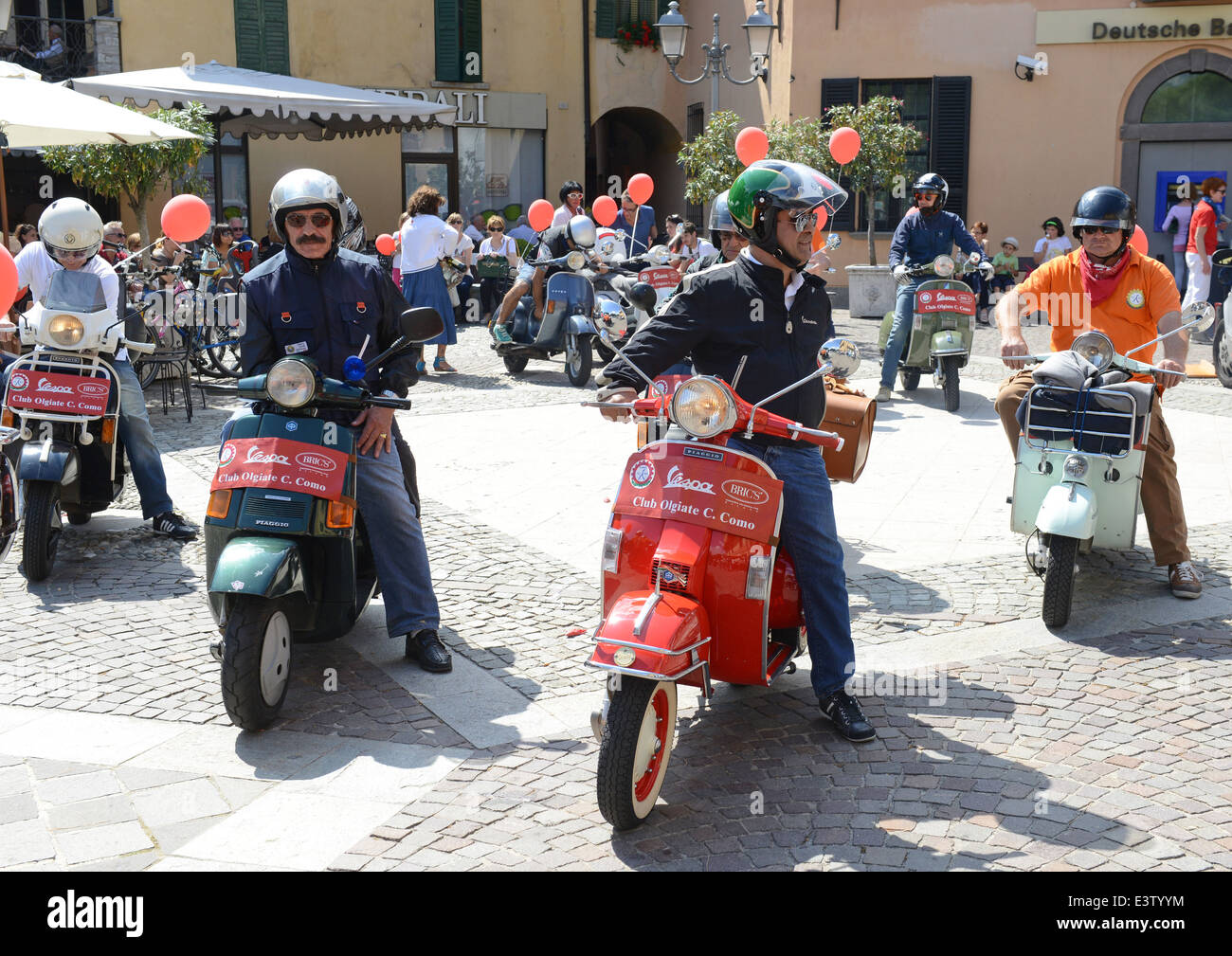 Männer auf italienische Vespa Roller bei Roller-Rallye in Italien Stockfoto