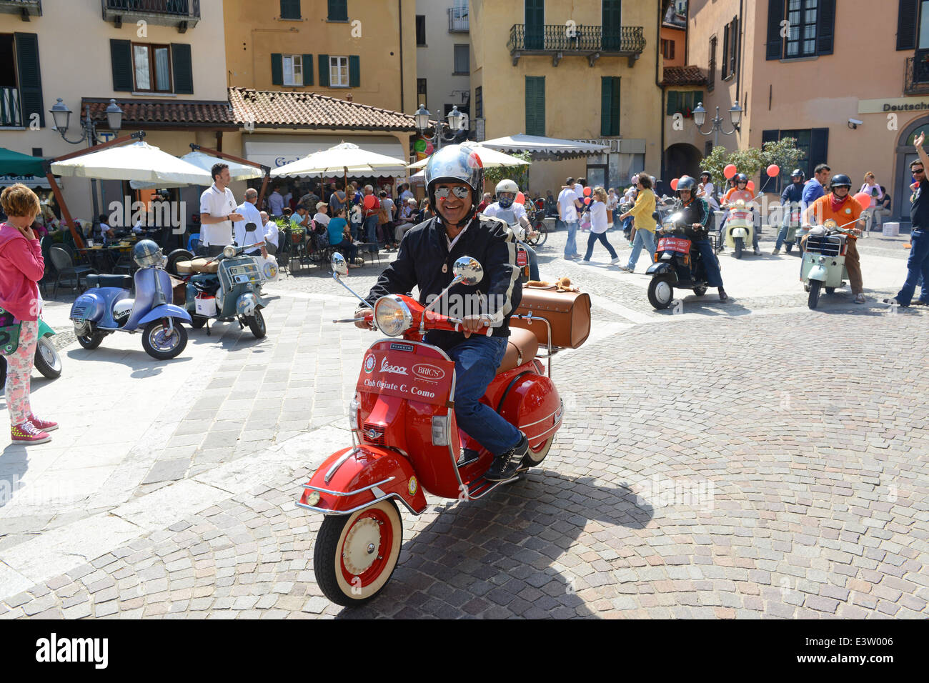 Mann auf italienischen Vespa-Roller bei Roller-Rallye in Italien Stockfoto