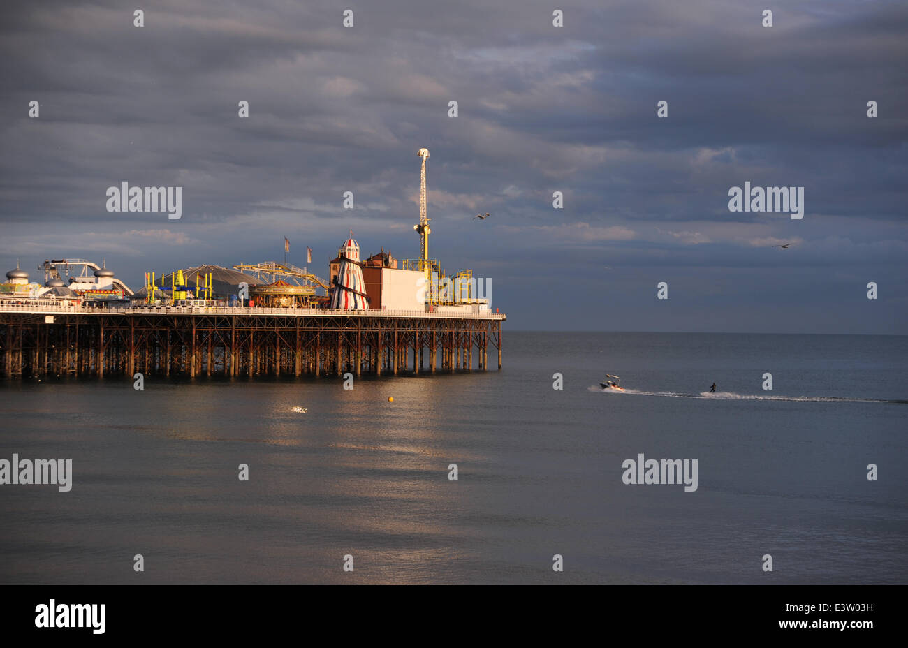 Brighton, Sussex, UK.  29. Juni 2014.  Ein Wasserskifahrer aus Brighton Beach am Ende ein weiterer heißer Tag an der Südküste Foto von Simon Dack/Alamy Live News Stockfoto