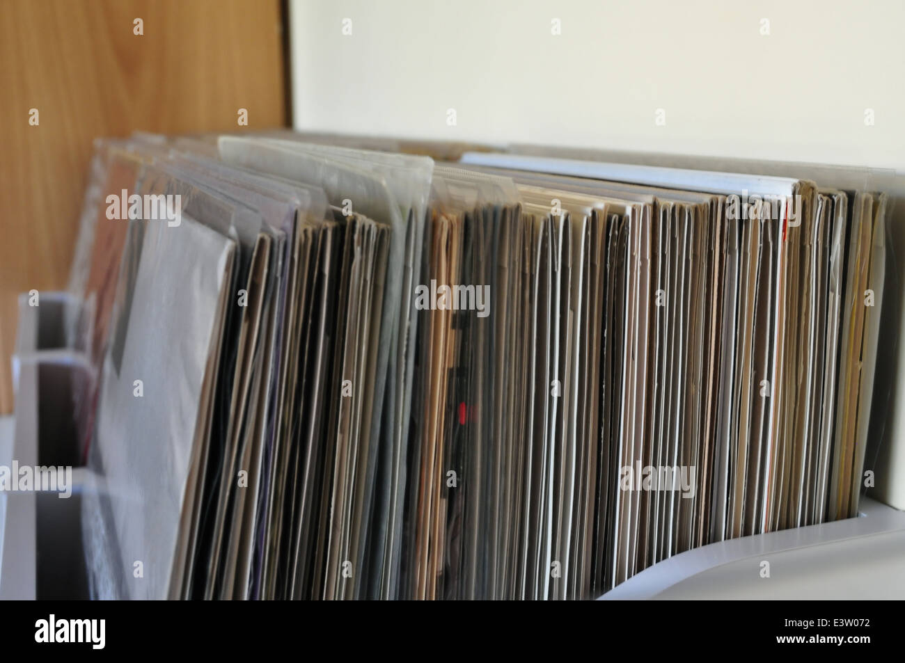 Kisten mit Vinyl-Schallplatten. Musik-Sammlung und Lagerung. Stockfoto