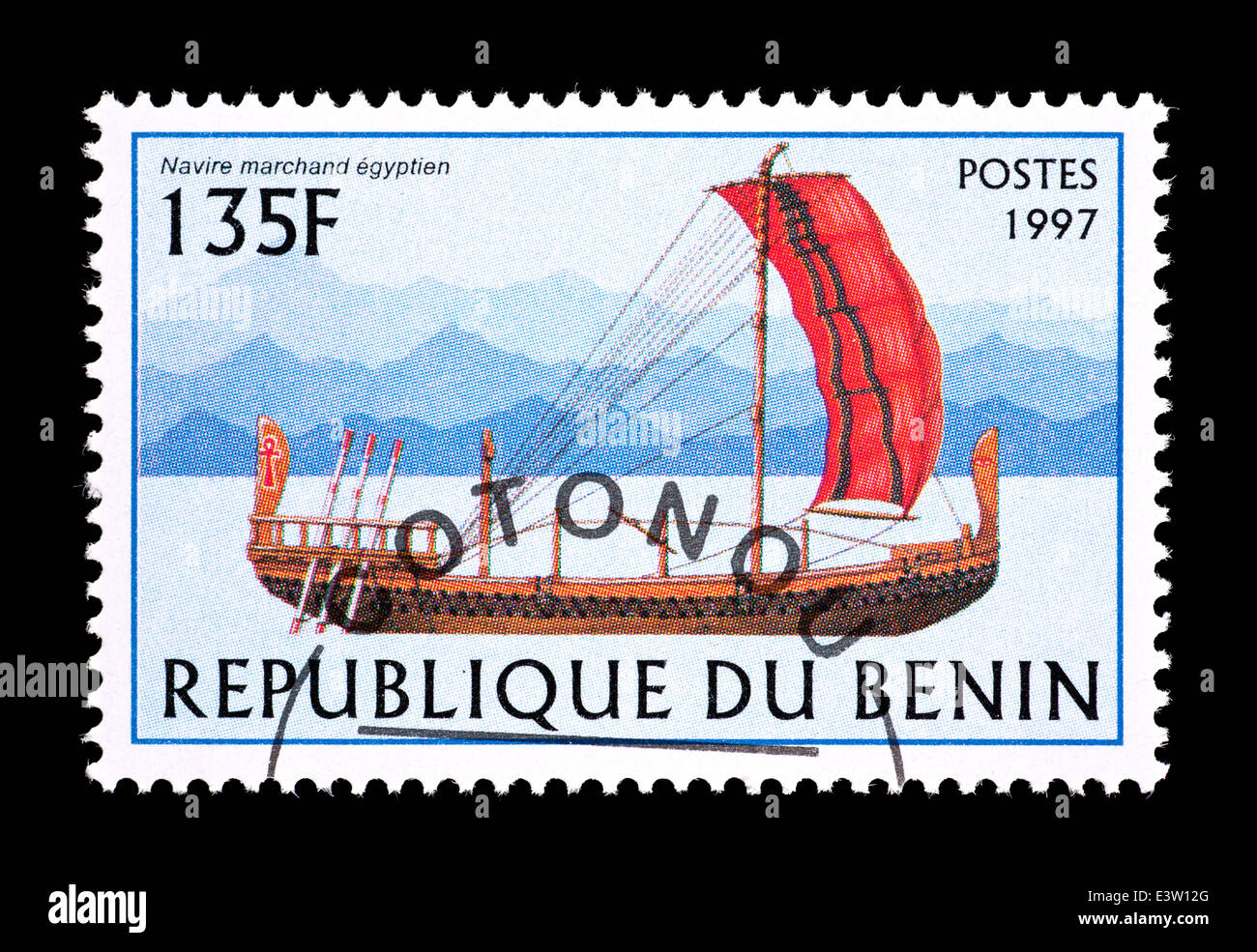 Briefmarke aus Benin Darstellung einer ägyptischen Segelschiffs Stockfoto