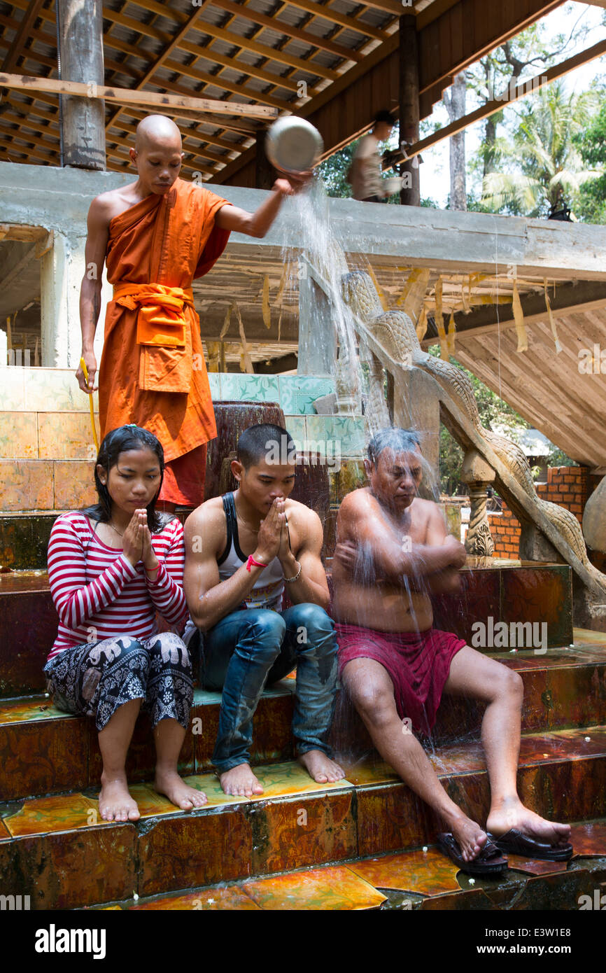 Zeremonie der buddhistische Mönch Segen Familie in Angkor, Kambodscha Stockfoto