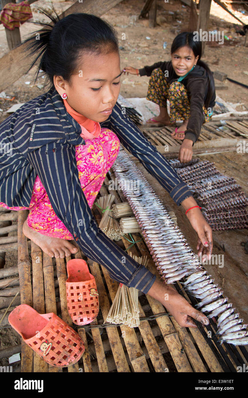 Mädchen, die Trocknung Fisch in Siem Reap Dorf Kambodscha Stockfoto