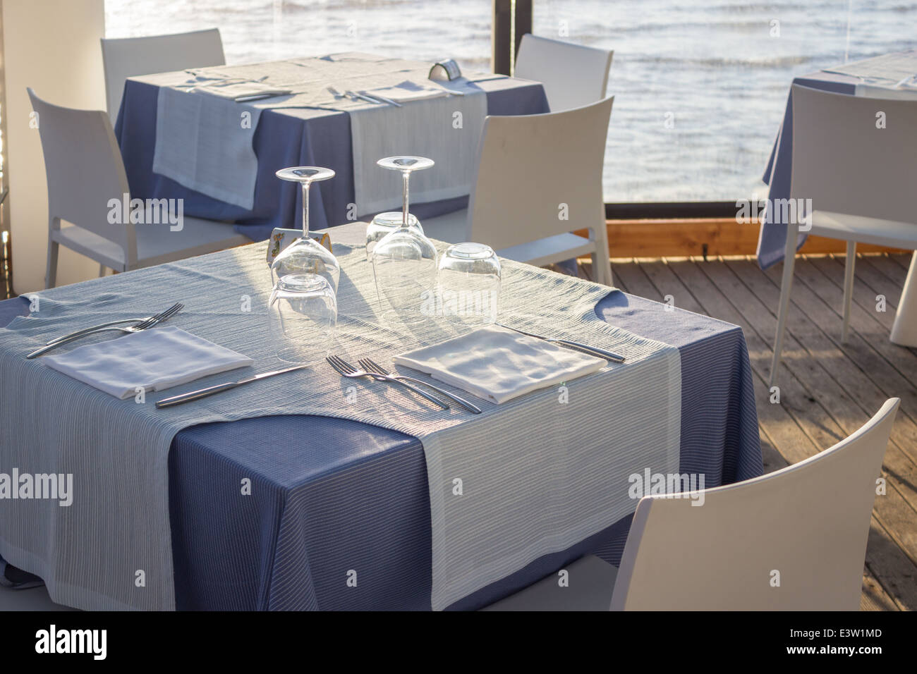 "Tisch-set" Café Restaurant Tag Meer [Strandcafe] [Restaurant Sea] "durch Fenster" Stockfoto