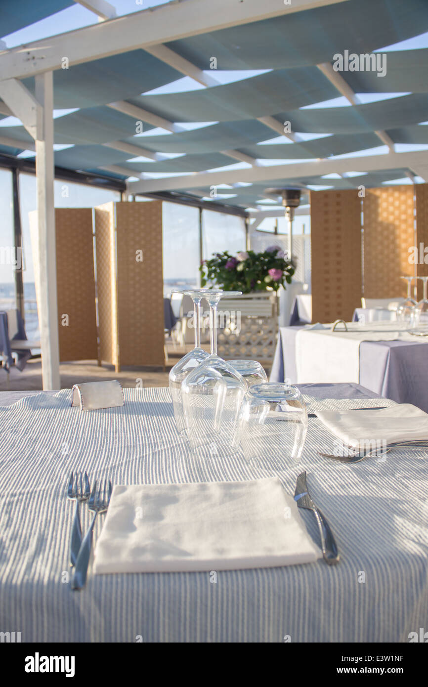"Tisch-set" Café Restaurant Day Meer vertikale weiß blau [Strandcafe] [Restaurant Sea] "durch Fenster" "Rebe Brille" Stockfoto