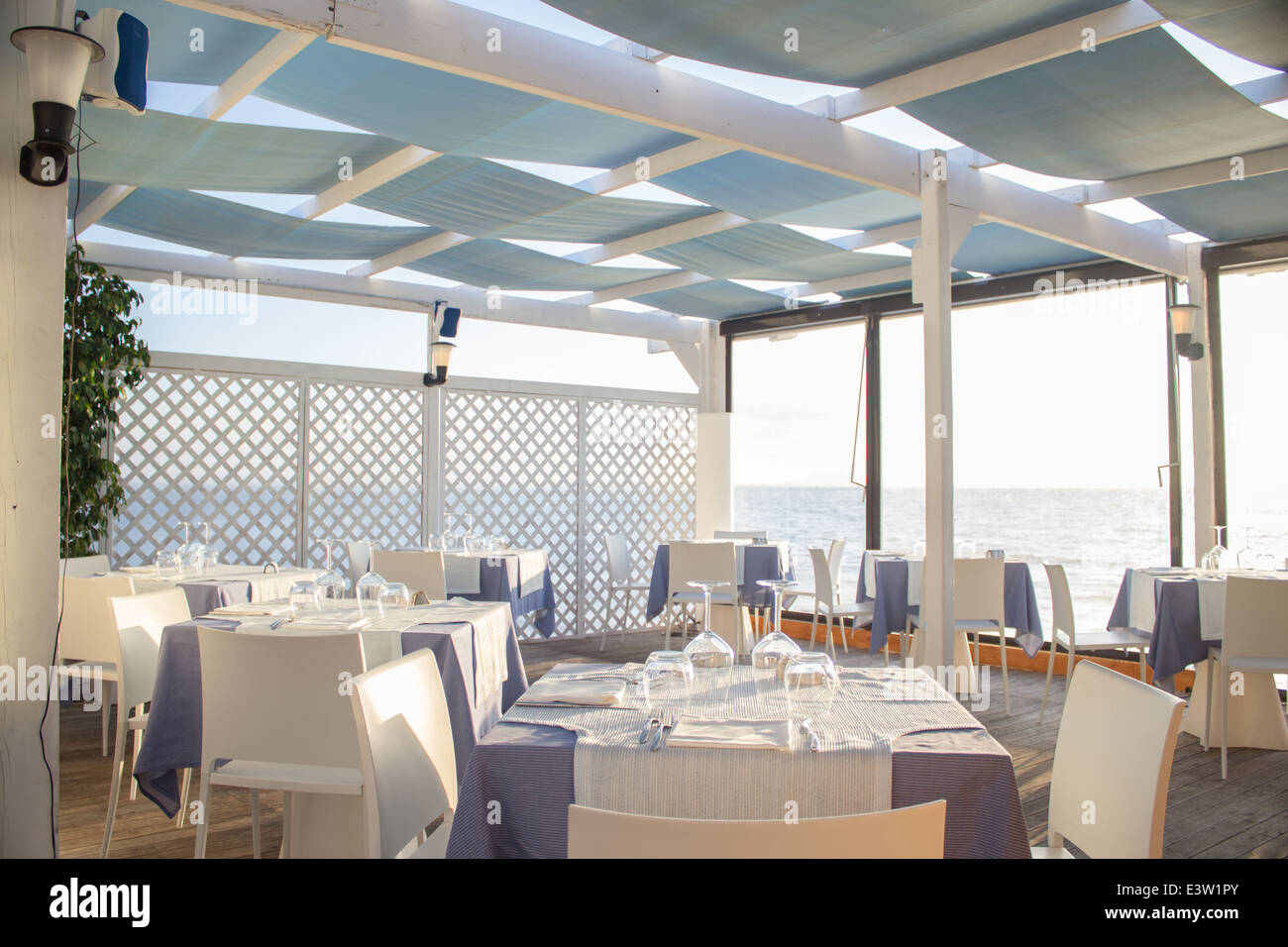 "Tisch-set" Café Restaurant Tag Meereshorizont [Strandcafe] [Restaurant Sea] "durch Fenster" Stockfoto