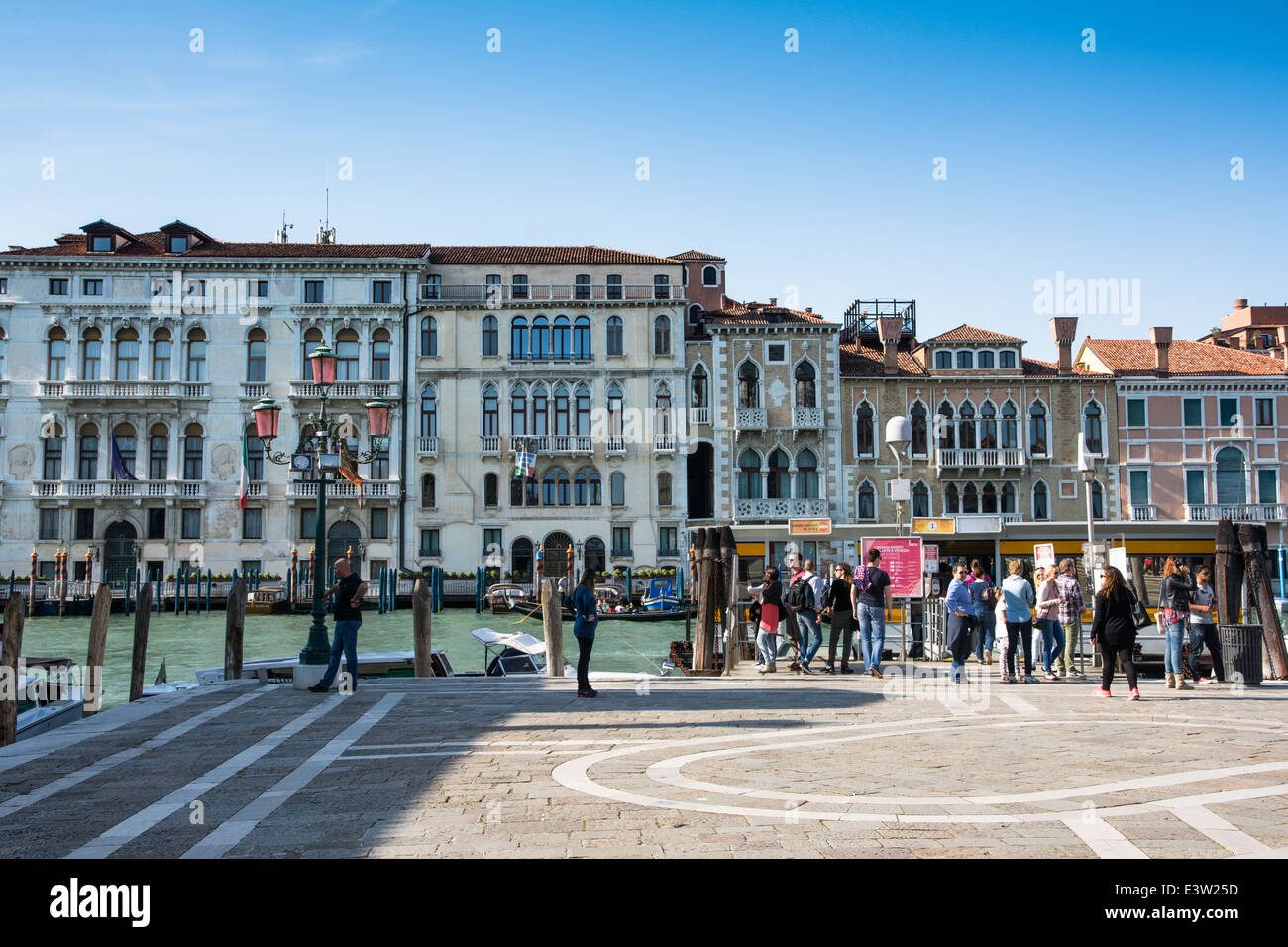 Venedig, Italien-Mai 1, 2014:Tourist Spaziergang in der Nähe des Canal grande in Venedig mit seiner Häuser und Boote an einem sonnigen Tag Stockfoto