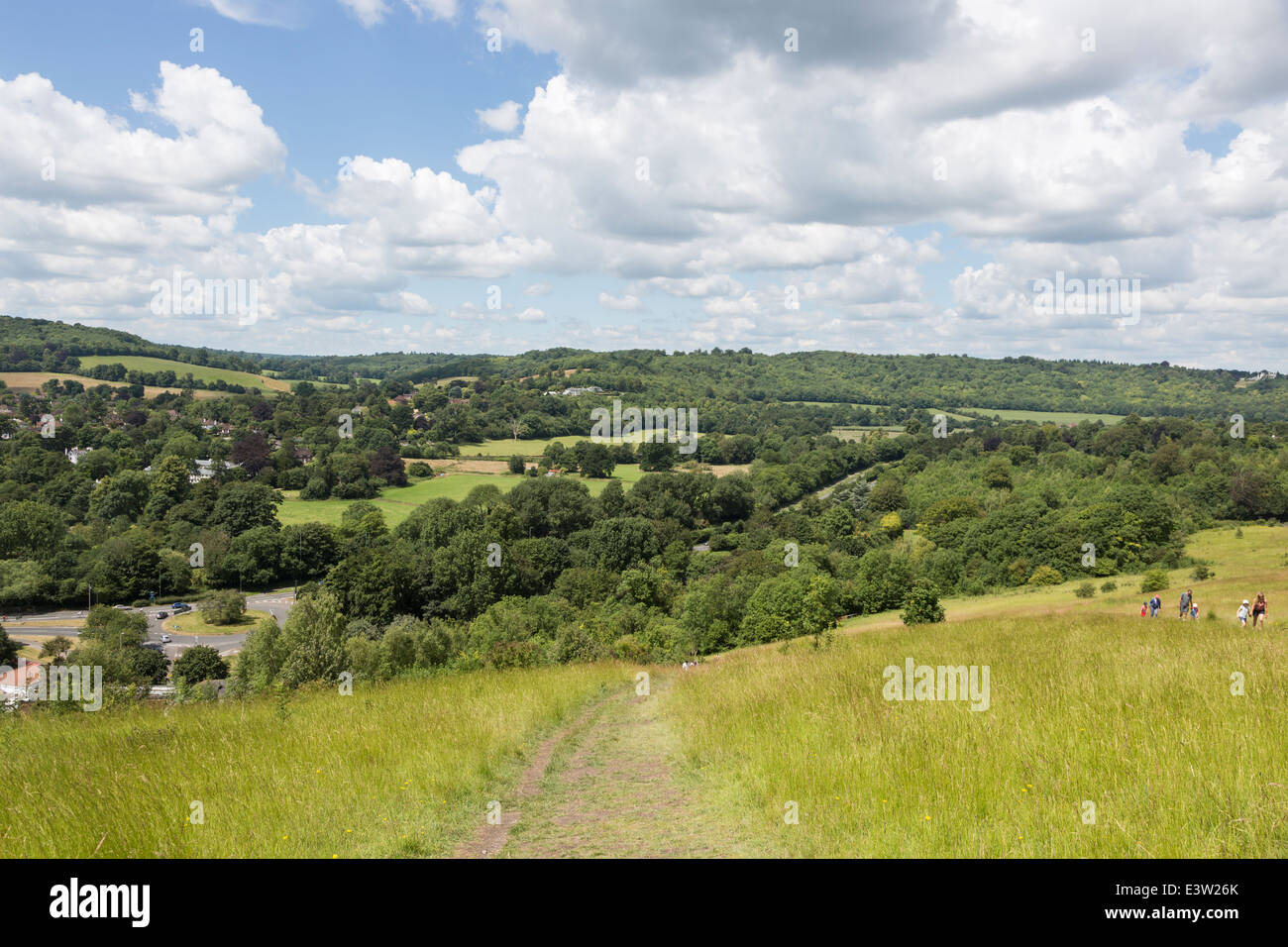 Blick über die Landschaft von Surrey und Weg von den beliebten Naherholungsgebiet, Box Hill in der Nähe von Dorking, UK im Sommer bei blauem Himmel Stockfoto