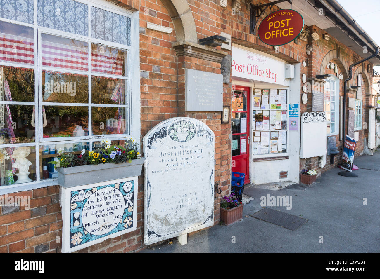 Ungewöhnliche Grabsteine und beschrifteten Schiefer Tablets außerhalb großes Bedwyn Postamt Dorfladen, Wiltshire, UK Stockfoto