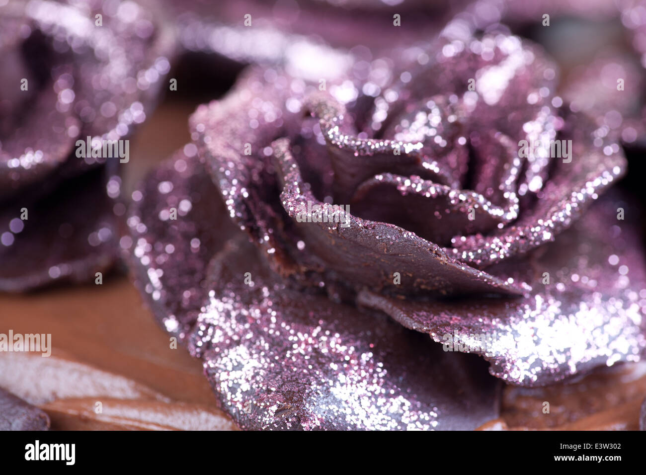 Rosa Glitzer Schokolade Rosen auf dem Kuchen Stockfotografie - Alamy