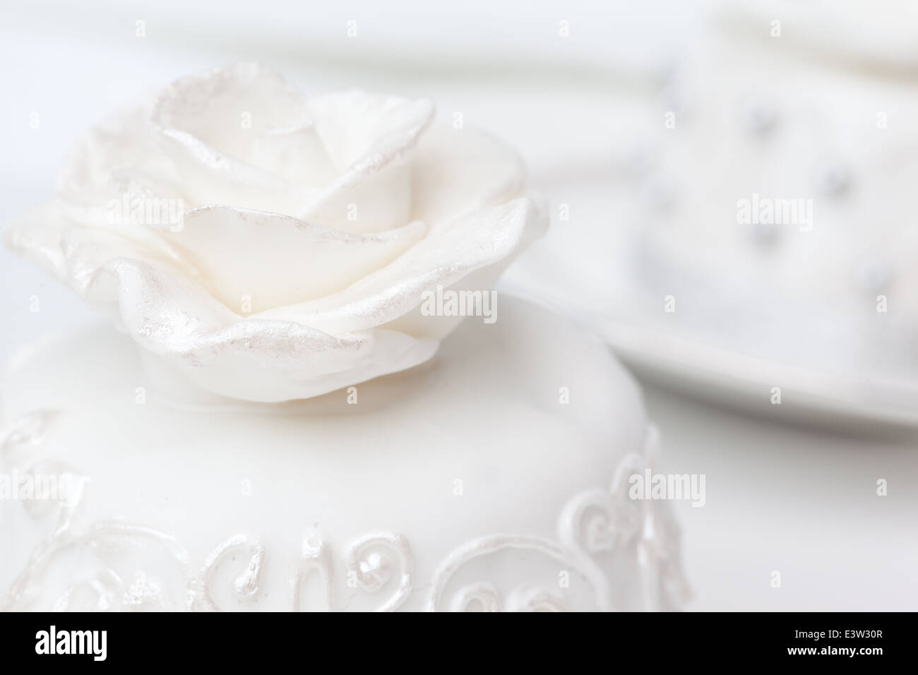 Hochzeit-Hintergrund der weißen Kuchen mit rose Stockfoto