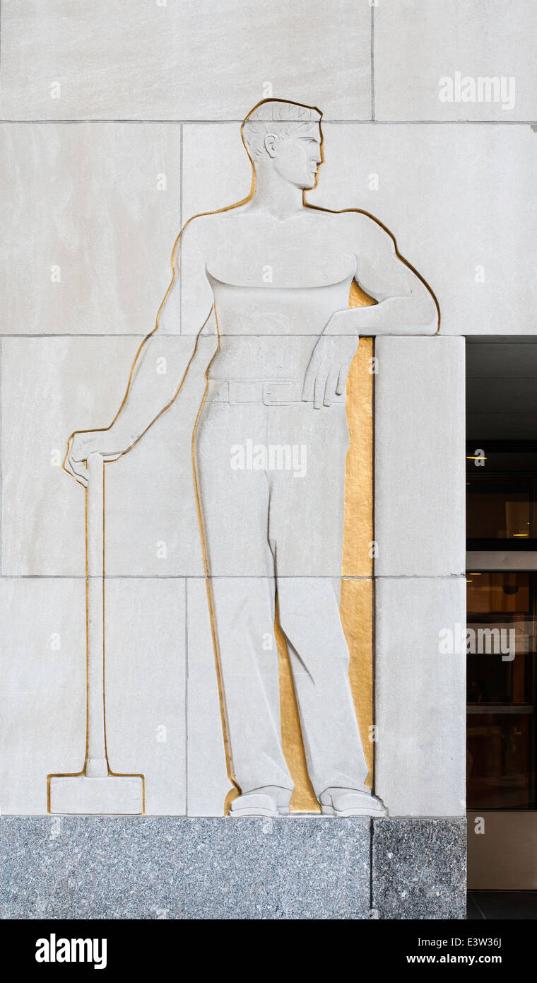 Art-Deco-Relief der Industrie am Haupteingang des One Rockefeller Plaza. Stockfoto