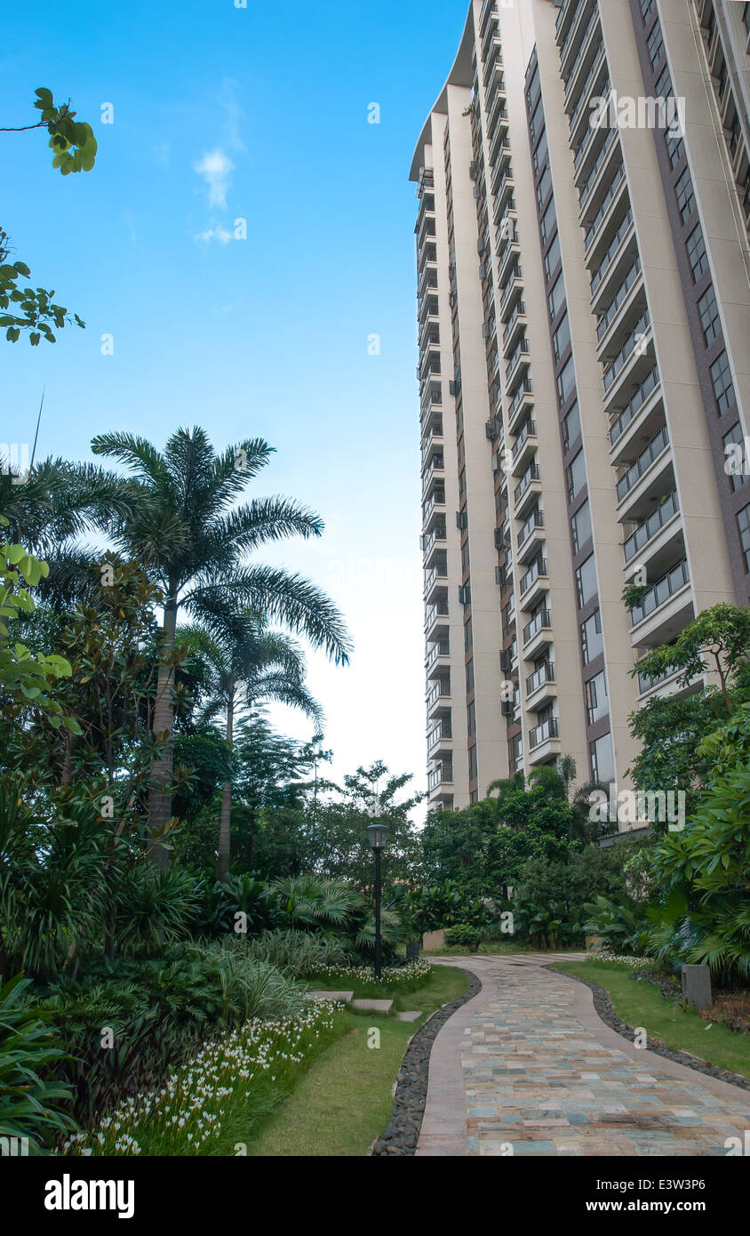 Pfad zu einem Hochhaus Wohnungen Stockfoto