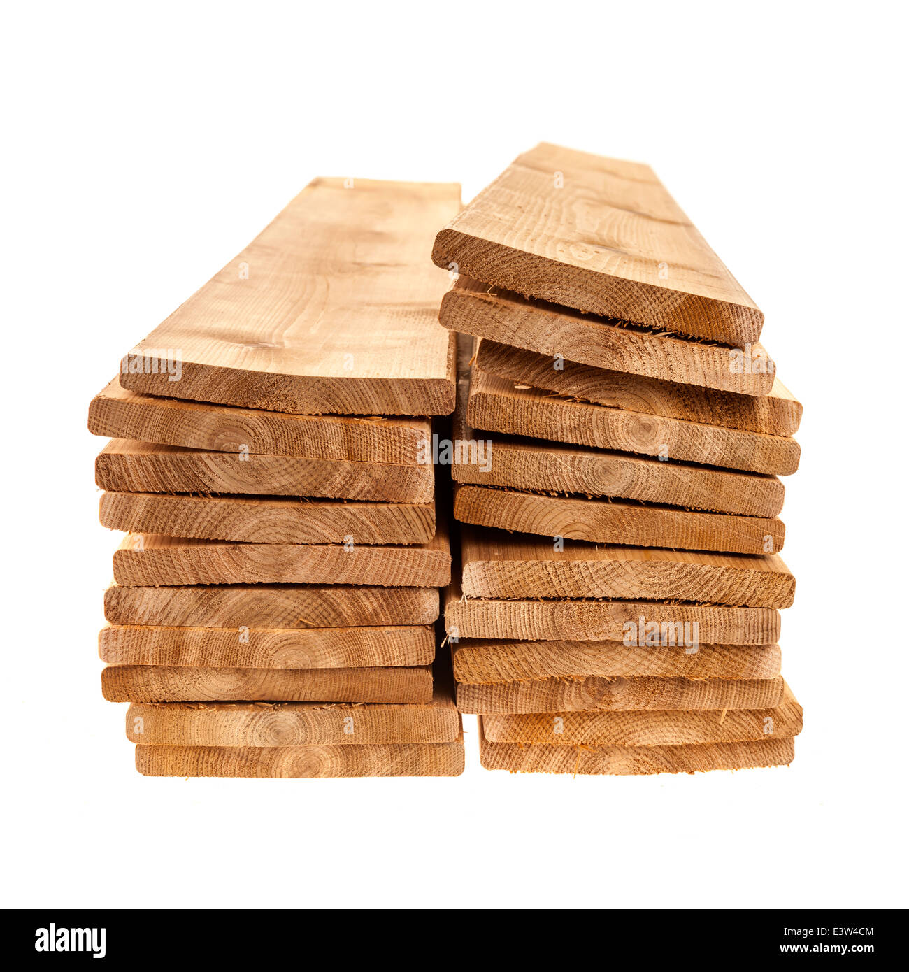 Stapel von einer von sechs Zoll Zedernholz Bretter auf weißem Hintergrund Stockfoto