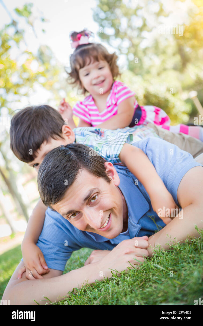 Jungen Sohn und Tochter Spaß mit ihrem Vater im Freien. Stockfoto