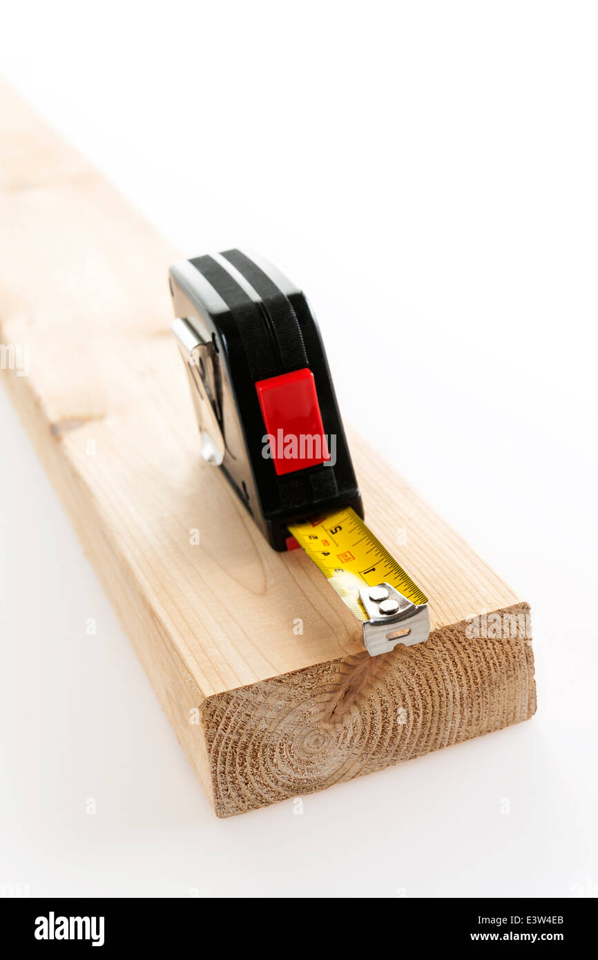 Metall-imperial metrischen Maßband messen zwei von vier auf weißem Hintergrund Holz Stockfoto