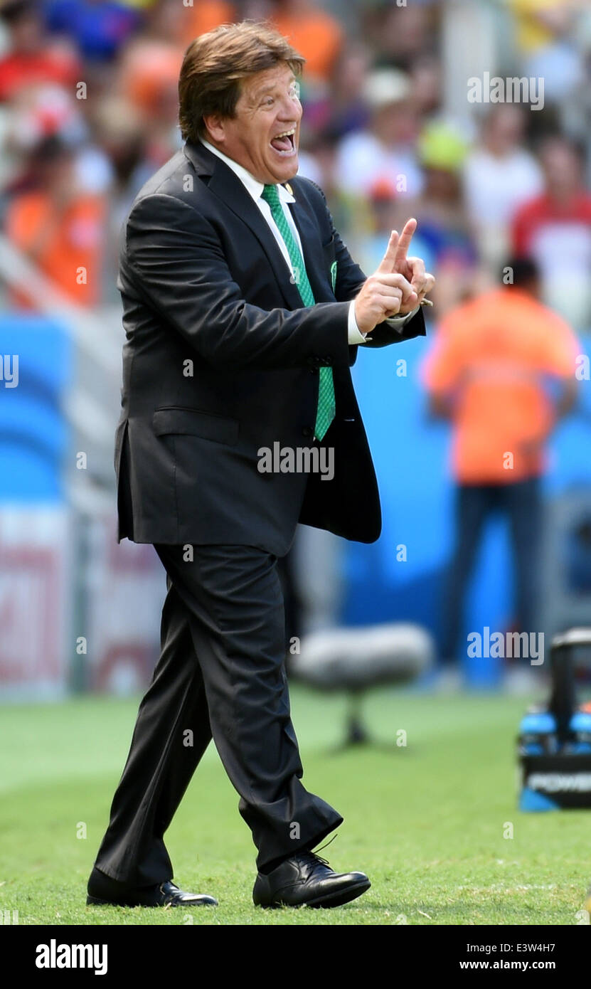 Fortaleza, Brasilien. 29. Juni 2014. Mexikos Trainer Miguel Herrera geben Anweisungen während einer Runde von 16 Spiel zwischen den Niederlanden und der FIFA WM 2014 im Estadio Castelao Stadium in Fortaleza, Brasilien, Mexiko, 29. Juni 2014. Bildnachweis: Li Ga/Xinhua/Alamy Live-Nachrichten Stockfoto