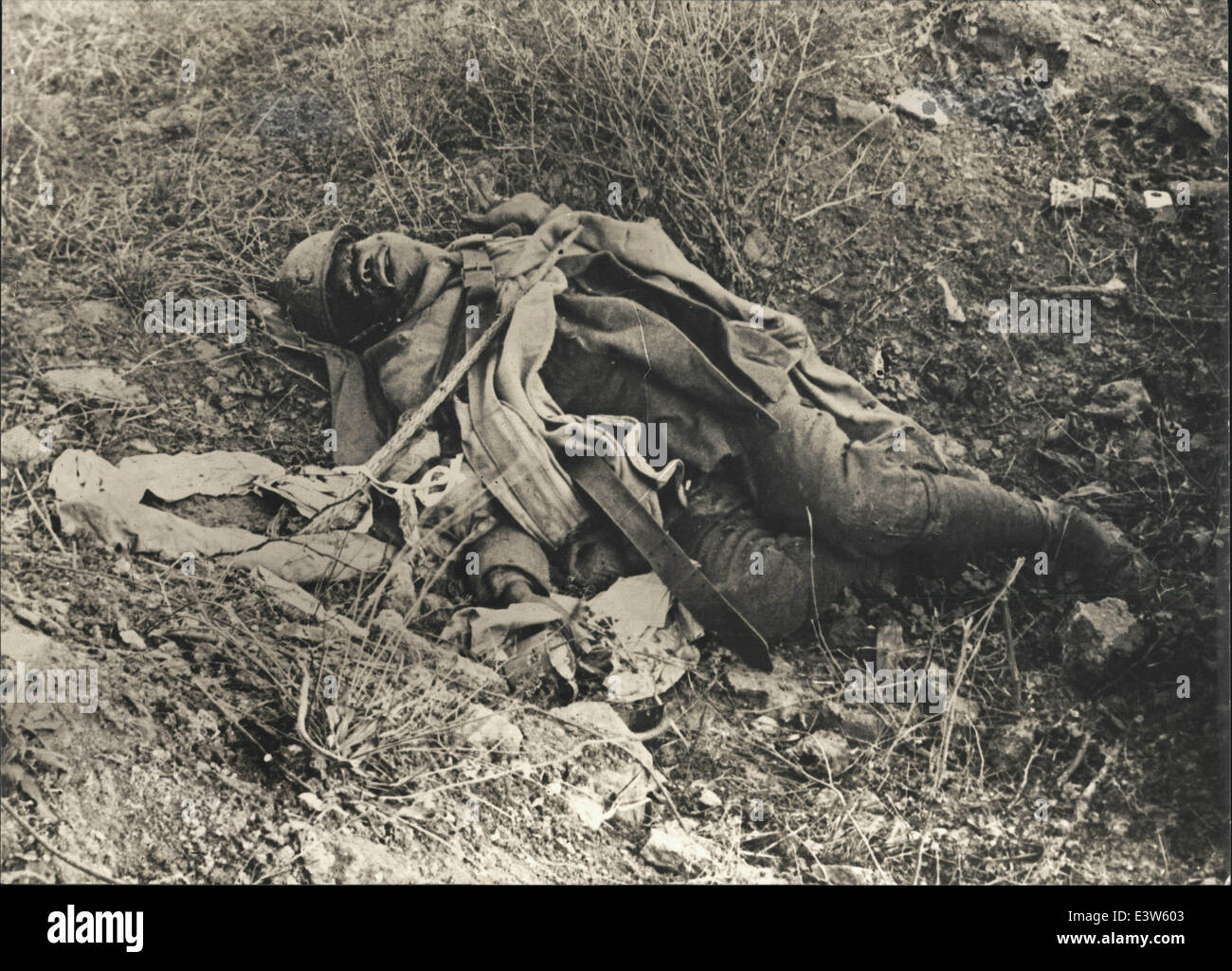 1916 - Verdun, Frankreich - ein tot französischer Soldat aus dem 67. Regiment während der Schlacht um Verdun im ersten Weltkrieg. © Keystone Bilder USA/ZUMAPRESS.com/Alamy Live-Nachrichten Stockfoto