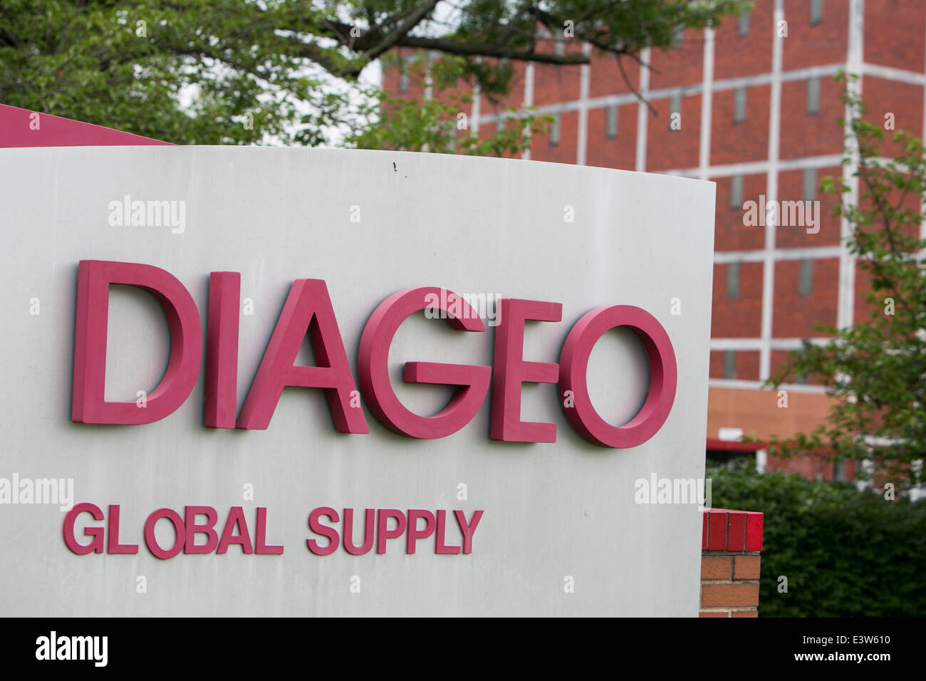 Ein Diageo PLC Global Supply facility in Halethorpe, Maryland. Diageo ist einer der weltweit größten Likör unternehmen und seinen Marken gehören Wodka Smirnoff, Johnnie Walker und Guinness Bier Scotch-Whiskey. Stockfoto