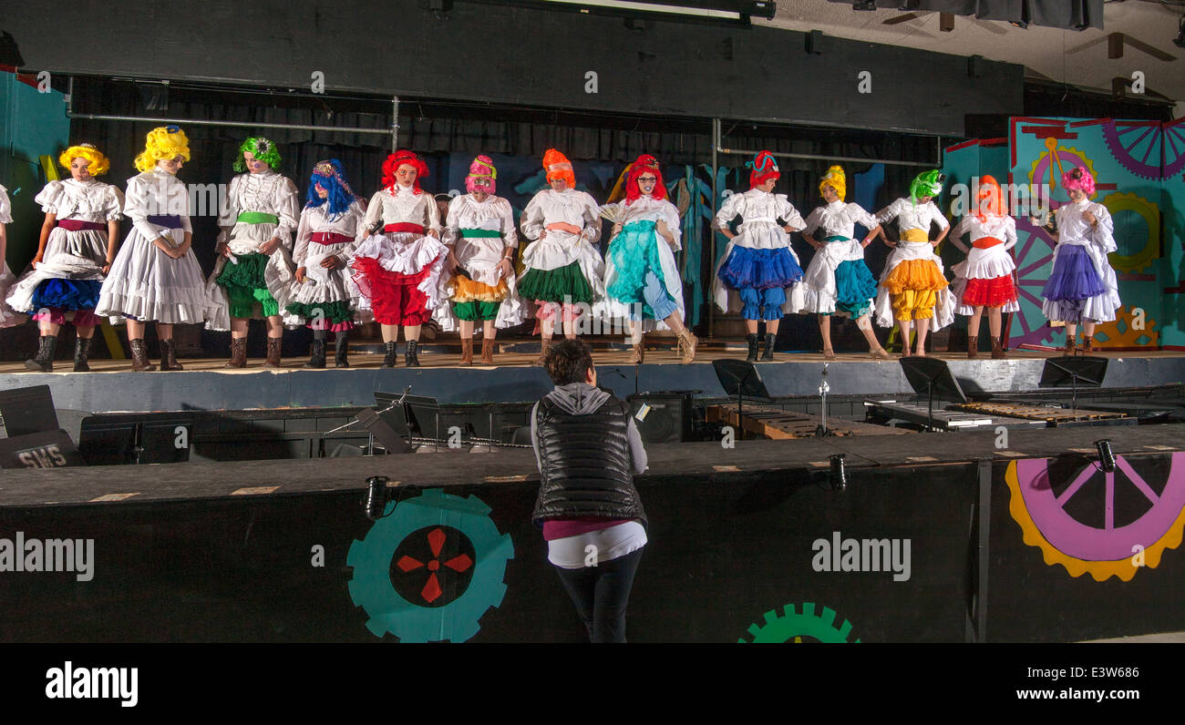 Während einer Generalprobe Bewertungen High School Drama Lehrer (im Vordergrund) die weiblichen Darstellern auf der Bühne von einer Schulaufführung von Gilbert & Sullivans "Pirates of Penzance" in San Clemente, Kalifornien. Stockfoto