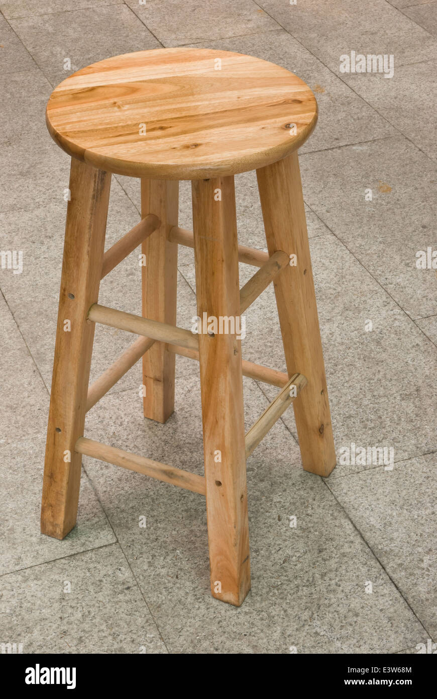 Runde Top Holz Hochstuhl Stockfoto