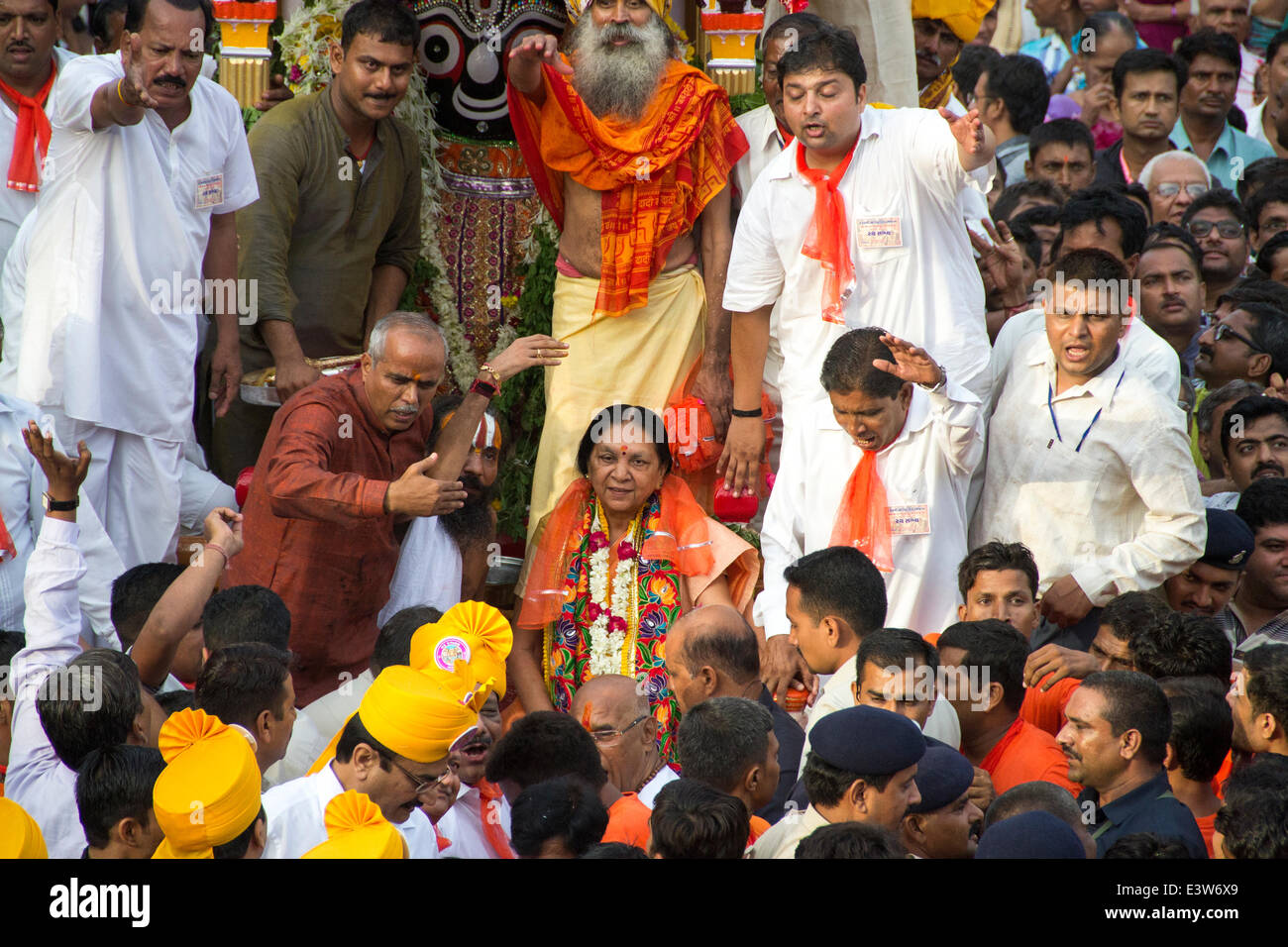 Ahmedabad, Indien. 29. Juni 2014. Zum ersten Mal Frau Hauptminister von Gujarat, Anandi Patel führen die "Pahind-Vidhi' nach dem die jährlichen Rath Yatra von Lord Jagannath beginnen wird, in Ahmedabad, Indien. Bildnachweis: Nisarg Lakhmani/Alamy Live-Nachrichten Stockfoto
